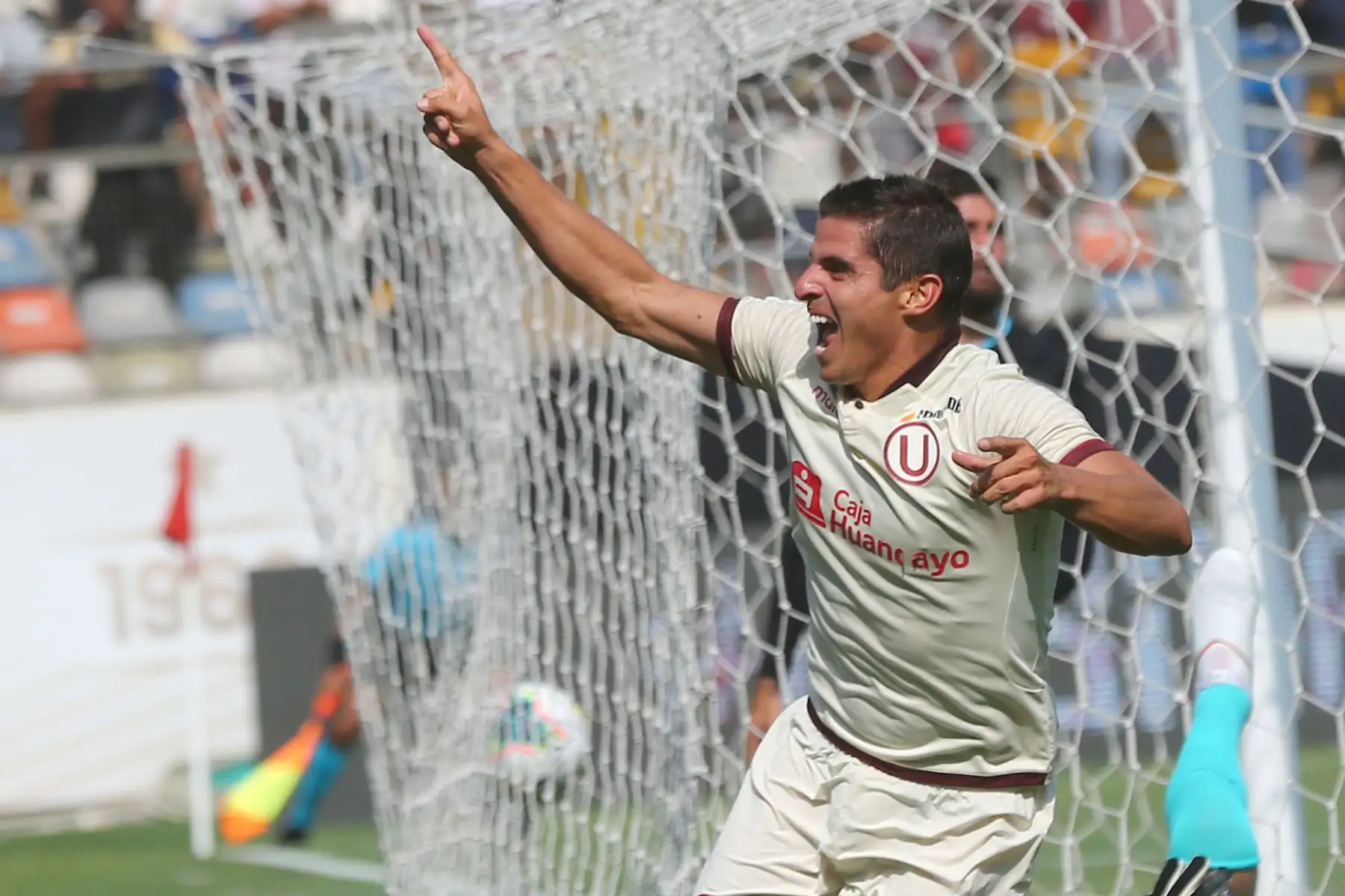 El futbolista Aldo Corzo de Universitario de Deportes celebra el gol ante Alianza Lima durante el clásico del futbol peruano Liga 1 por el Torneo Apertura en el estadio Monumental. Foto:ANDINA/Jhony Laurente