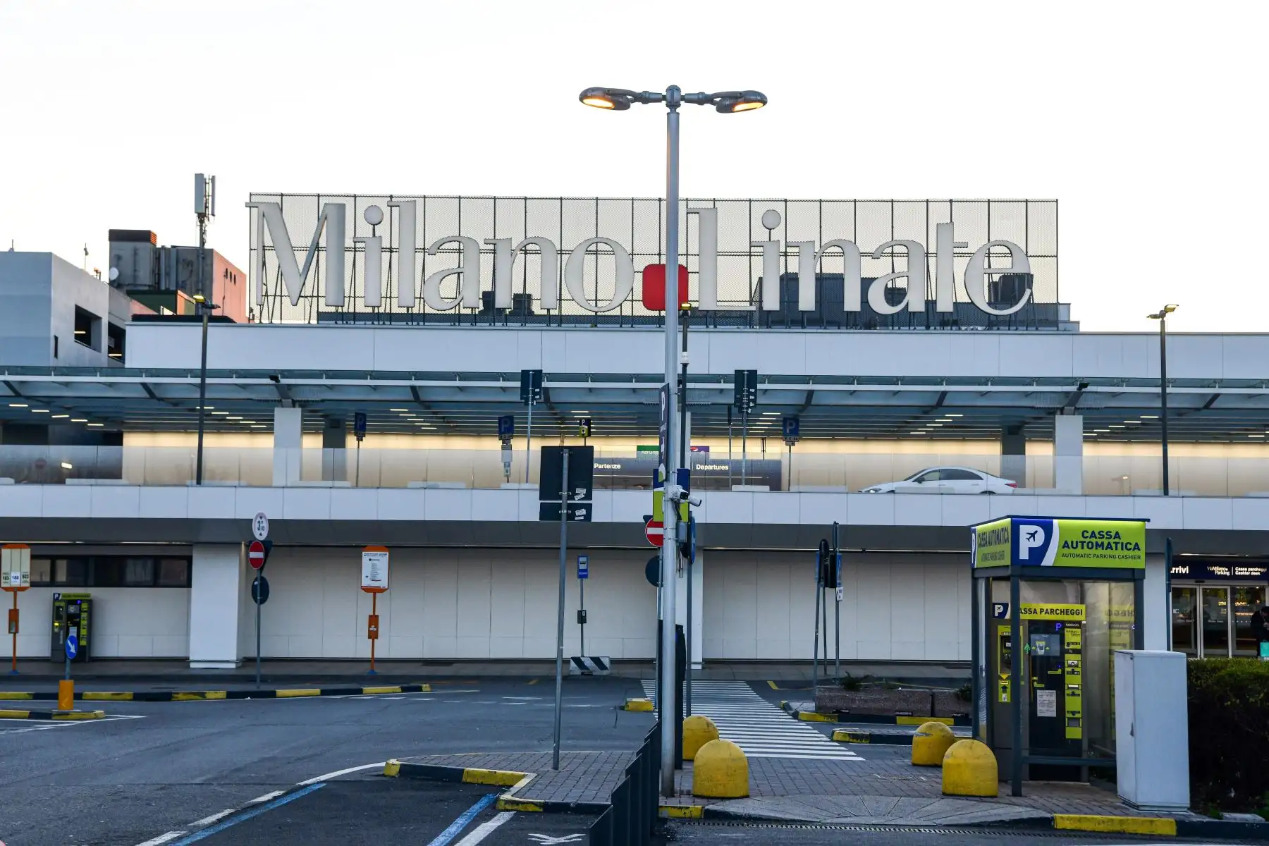 Exterior del aeropuerto de Linate en Milán, después de que millones de personas fueron puestas en cuarentena forzada en el norte de Italia cuando el gobierno aprobó medidas drásticas en un intento por detener la propagación del mortal coronavirus. Foto: AFP