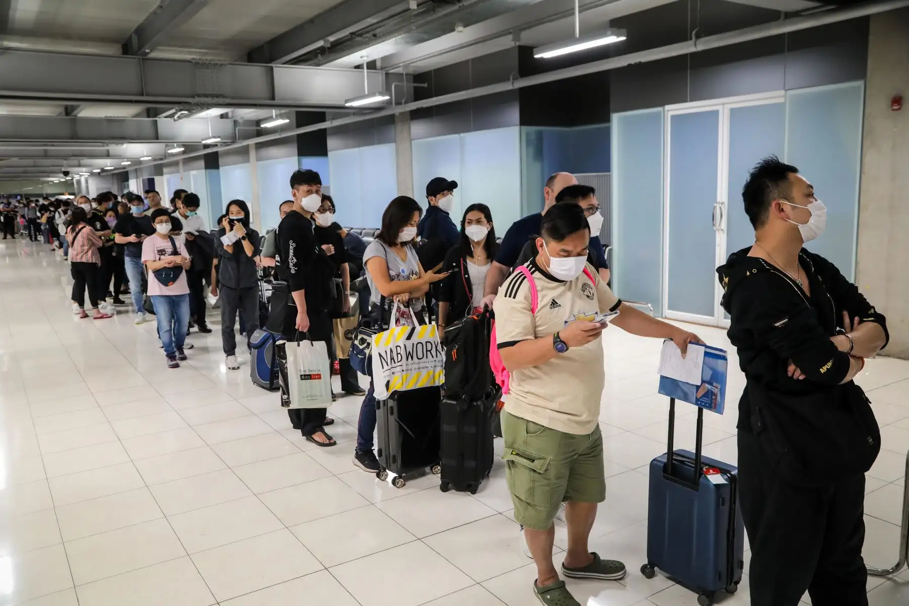 Control para personas que vuelan desde una lista de países y territorios que incluyen China, Hong Kong, Macao, Corea del Sur, Irán e Italia, como medida de precaución contra la propagación de el coronavirus COVID-19 en el aeropuerto de Suvarnabhumi en Bangkok