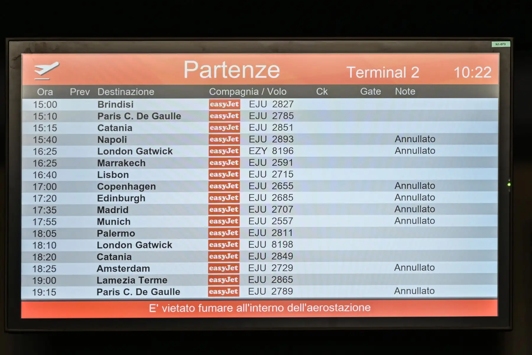 Cronograma muestra vuelos nacionales e internacionales cancelados en el aeropuerto de Milán-Malpensa en Ferno, al noroeste de Milán, en una de las zonas rojas de cuarentena por el coronavirus en Italia. Foto: AFP