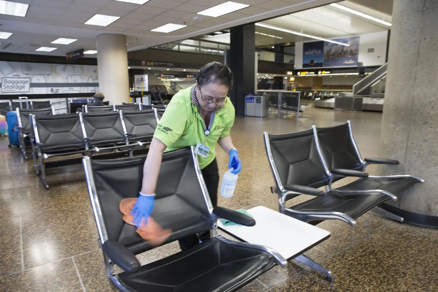 Limpieza del área de asientos del Aeropuerto Internacional de Seattle-Tacoma como medida de prevención por el coronavirus, COVID-19. Foto: AFP