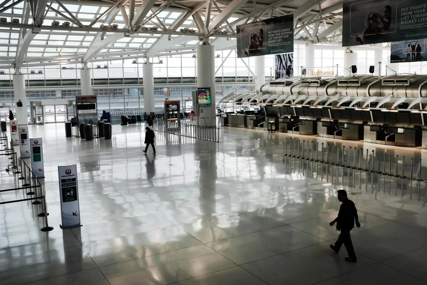 La gente camina a través de una terminal de salida internacional en el Aeropuerto John F. Kennedy (JFK) mientras crece la preocupación por el coronavirus en la ciudad de Nueva York. Foto: AFP