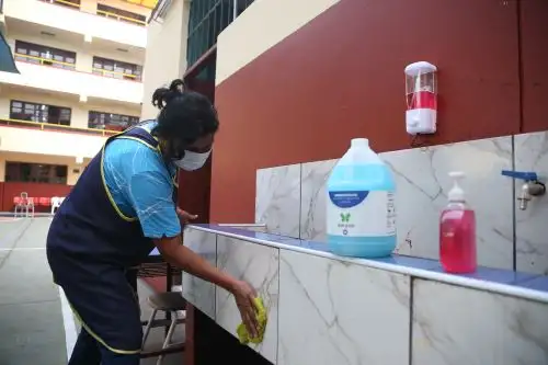 Colegios públicos deben contar con un kit básico de aseo en sus servicios higiénicos para prevenir presencia de coronavirus Cov 2019. ANDINA/Jhonel Rodríguez Robles