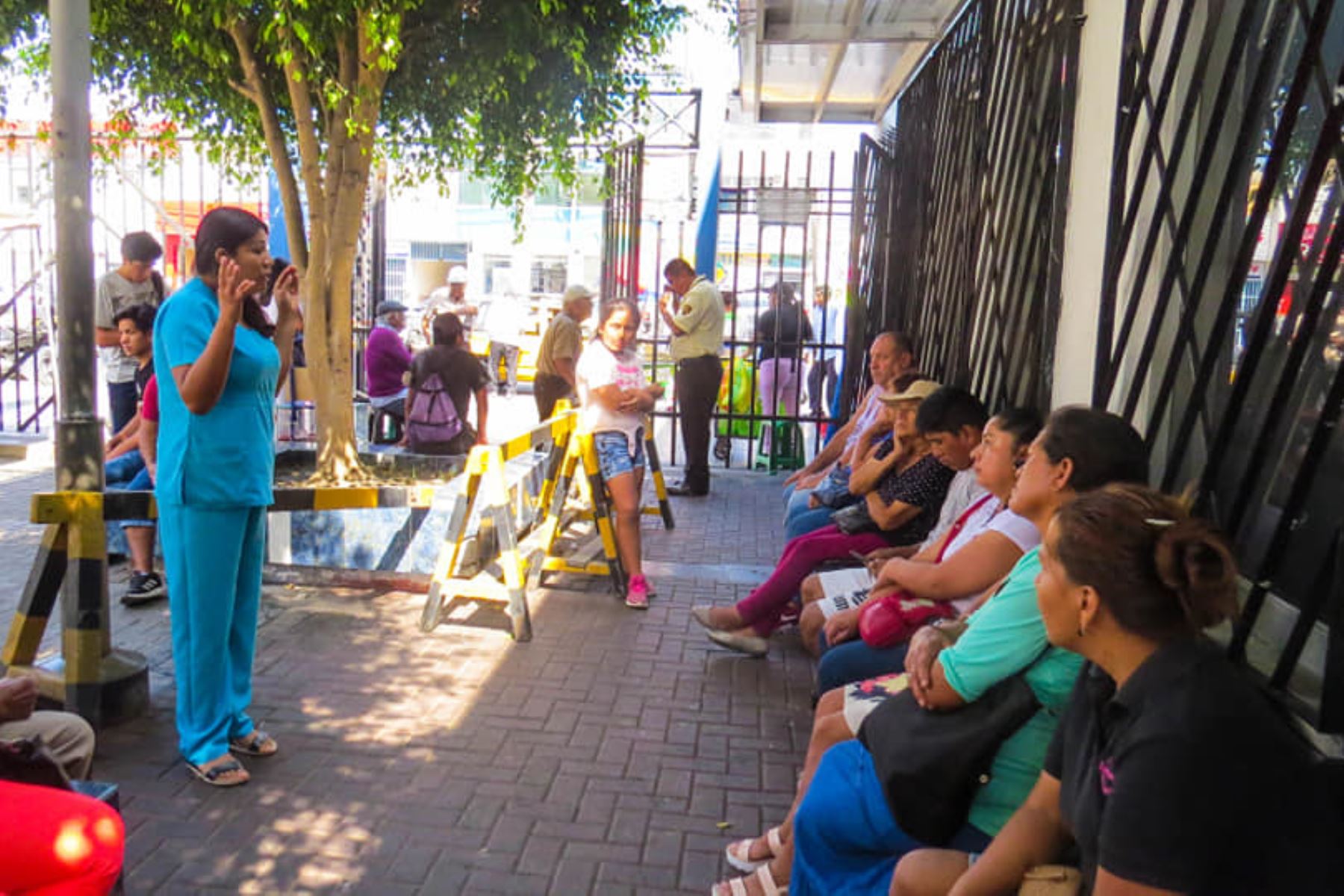 Personal de Salud de Chimbote enseña a pobladores sobre el correcto lavado de manos para prevenir el coronavirus. ANDINA/Difusión
