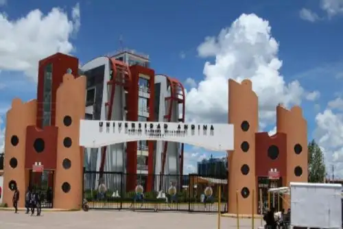 La oficina de la Defensoría del Pueblo en Puno recomendó a la Sunedu informar oportunamente a los cerca de 28,000 estudiantes de la Universidad Andina Néstor Cáceres Velásquez, sobre los efectos de haberle denegado la licencia de funcionamiento a dicha casa de estudios superiores.