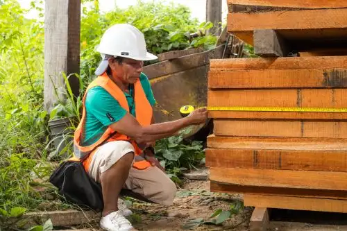 Especialistas del Serfor capacitan a líderes de comunidades indígenas para controlar mejor el origen legal de la madera. ANDINA/Difusión