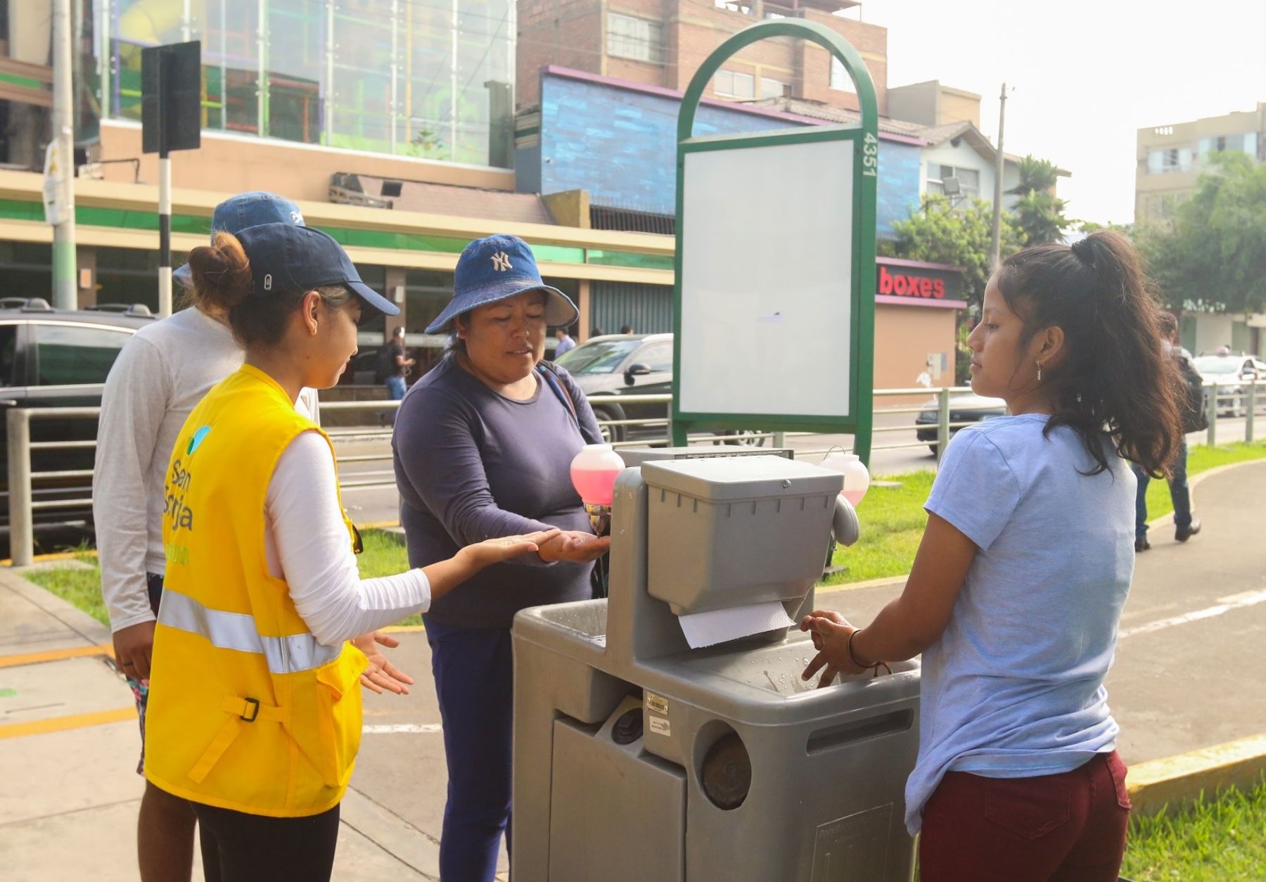 Comuna implementa medidas de prevención para la ciudadanía, con módulos portátiles que se ubican -por ejemplo- en los exteriores de las tres estaciones del Metro de Lima.