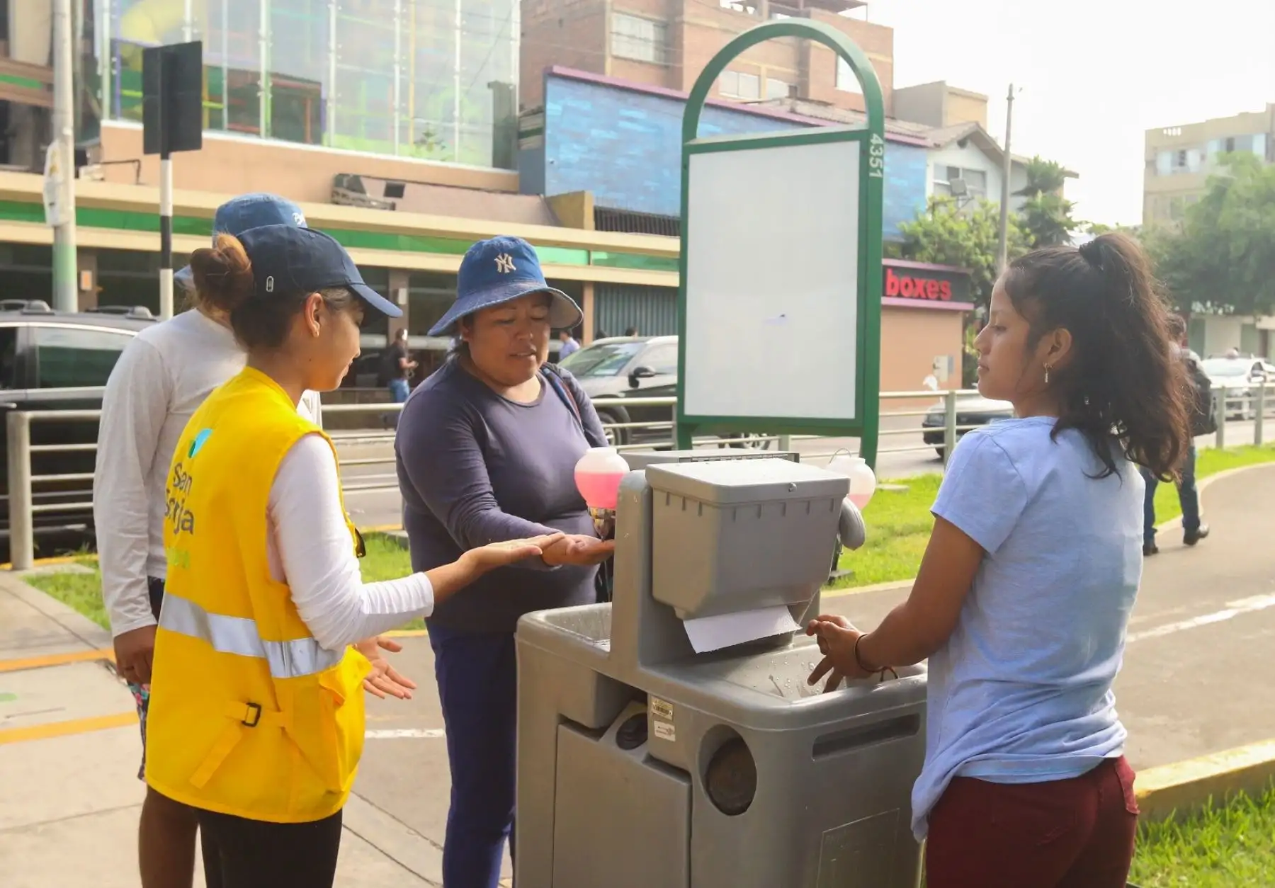 Comuna implementa medidas de prevención para la ciudadanía, con módulos portátiles que se ubican -por ejemplo- en los exteriores de las tres estaciones del Metro de Lima.