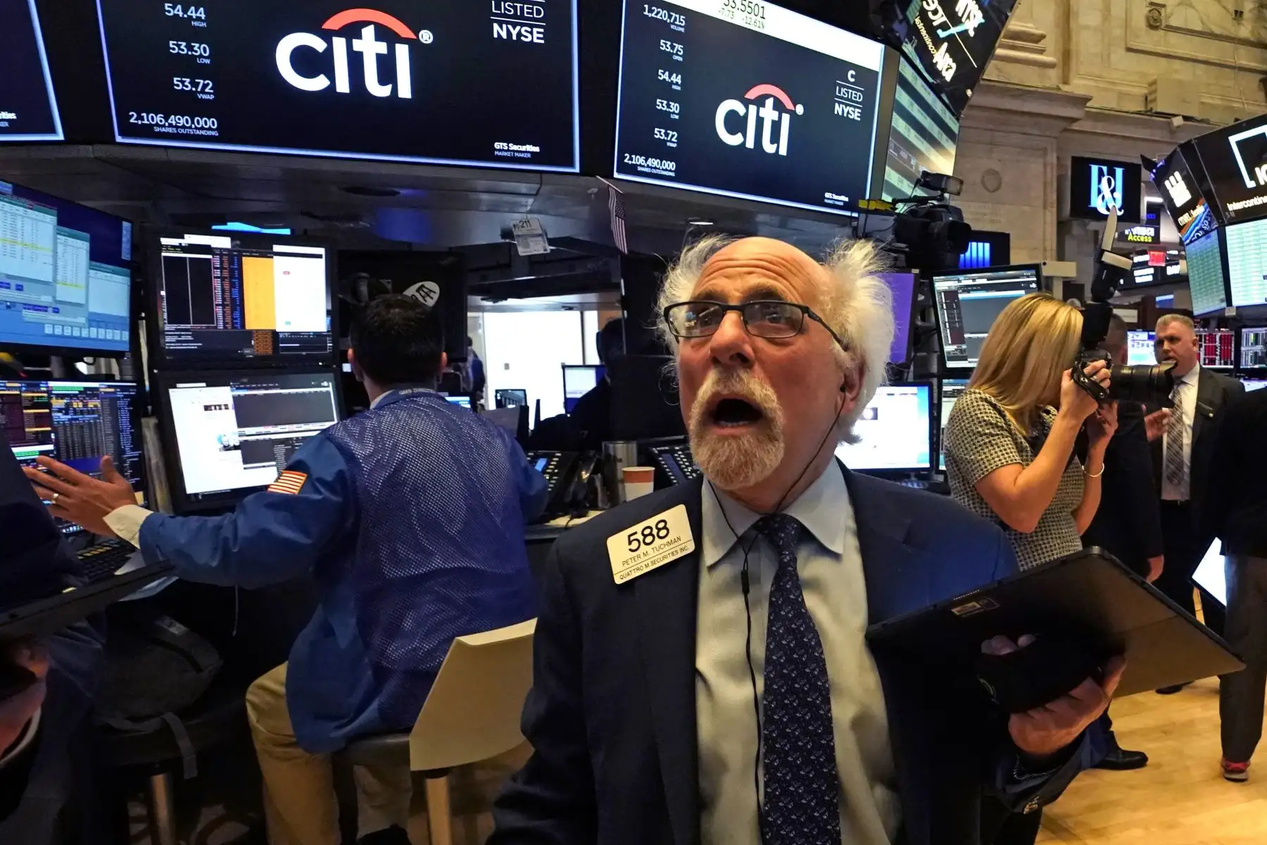 Peter Tuchman, comerciante de piso, reacciona durante la campana de apertura en la Bolsa de Nueva York. Foto: AFP