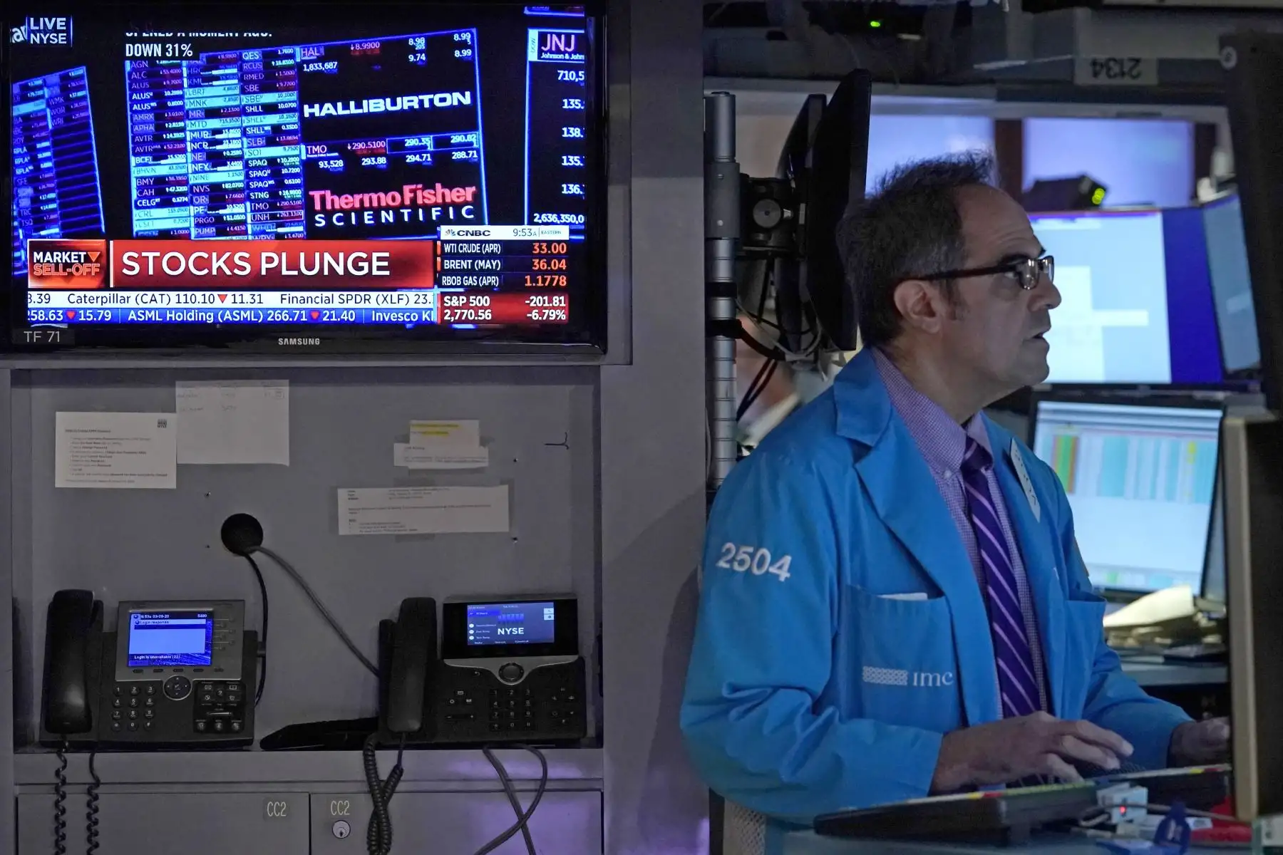 El comercio en Wall Street se detuvo temporalmente a principios, cuando las acciones de EE. UU. Se unieron a una caída global por la caída de los precios del petróleo y el aumento de las preocupaciones sobre el coronavirus. Foto: AFP