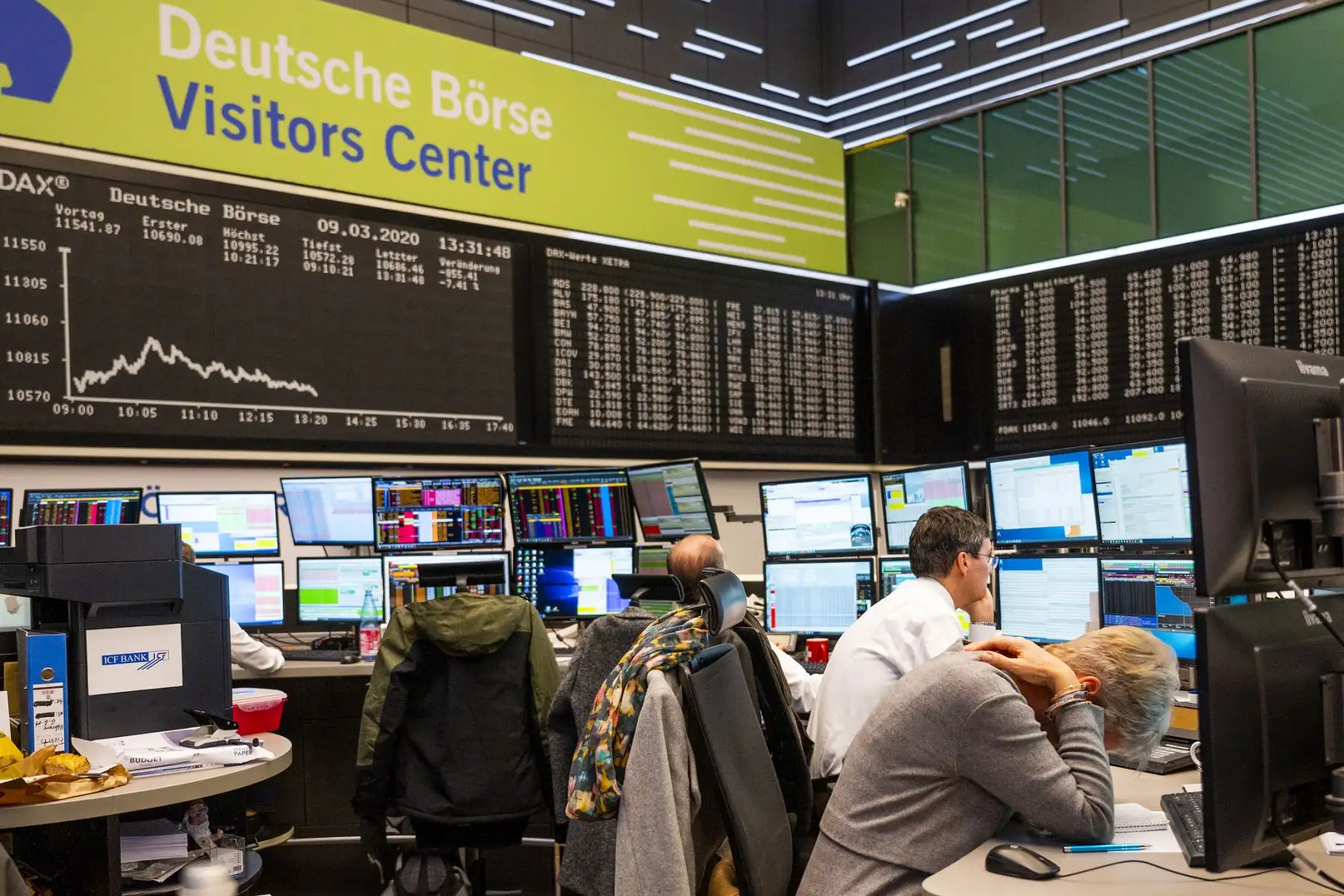 La bolsa de valores de Frankfurt am Main, Alemania. Los mercados bursátiles europeos se desplomaron dramáticamente, luego de fuertes pérdidas anteriores en Asia, a medida que el coronavirus mortal perturbaba las economías y sociedades de todo el mundo. Foto: AFP