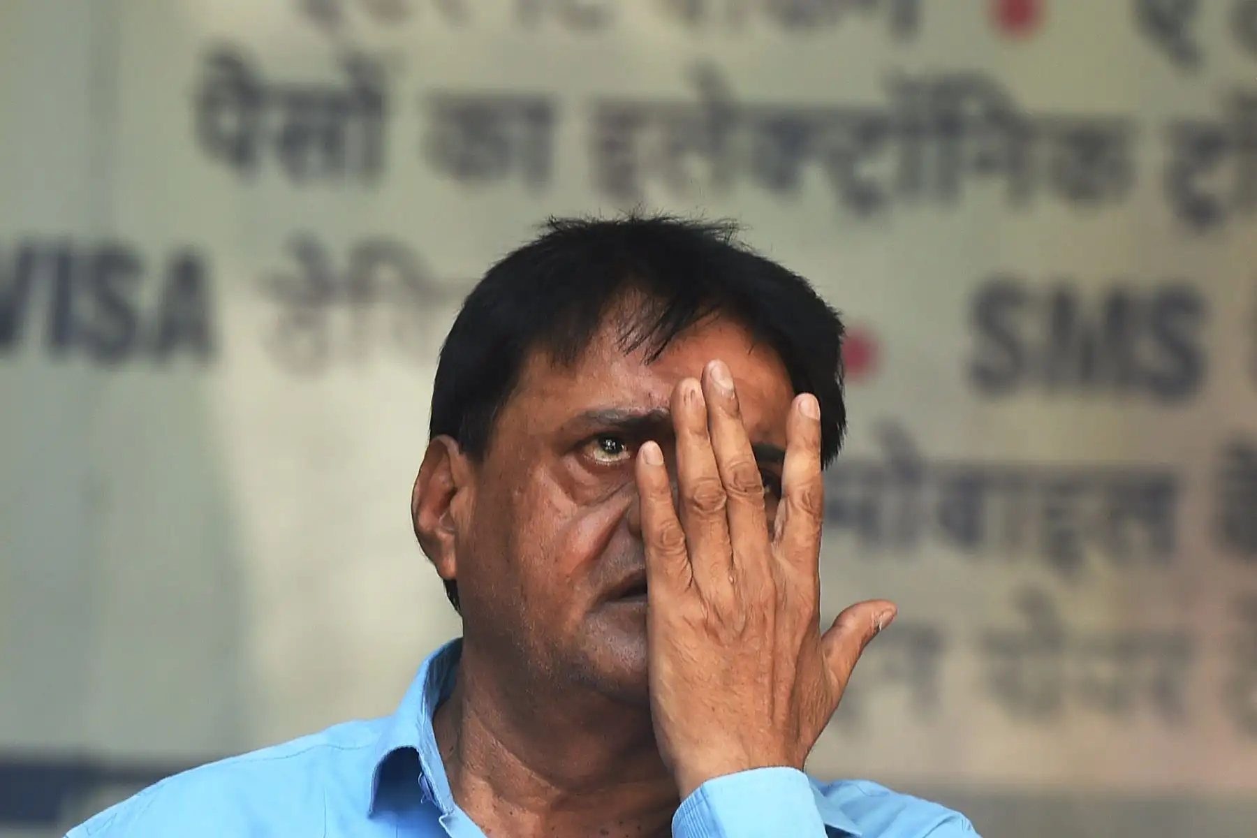 Un hombre reacciona mientras mira los precios de las acciones que se muestran en una pantalla frente al edificio de la Bolsa de Valores de Bombay en la India: Foto: AFP