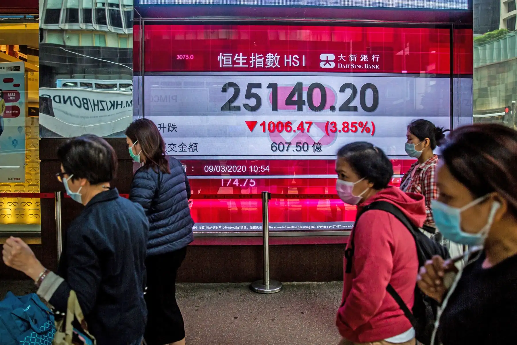 Las acciones de Hong Kong terminaron la sesión matutina del lunes a la baja, en línea con una derrota en Asia, por los temores al coronavirus. Foto: AFP