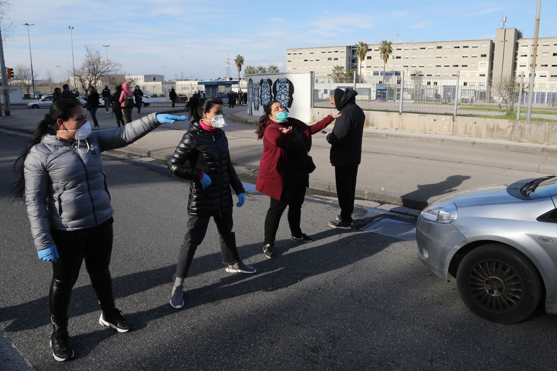 Los familiares de los reclusos se reúnen para bloquear el tráfico mientras protestan contra las medidas que incluyen la prohibición de las visitas familiares, para contener el brote de coronavirus COVID-19, fuera de la prisión de Secondigliano en Nápoles. Foto: AFP