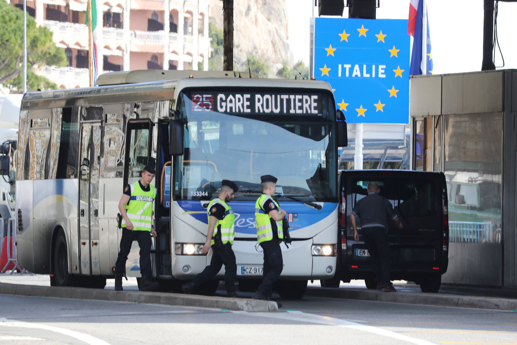 Los gendarmes franceses controlan los vehículos que llegan de Italia a la frontera entre Francia e Italia. Foto: AFP