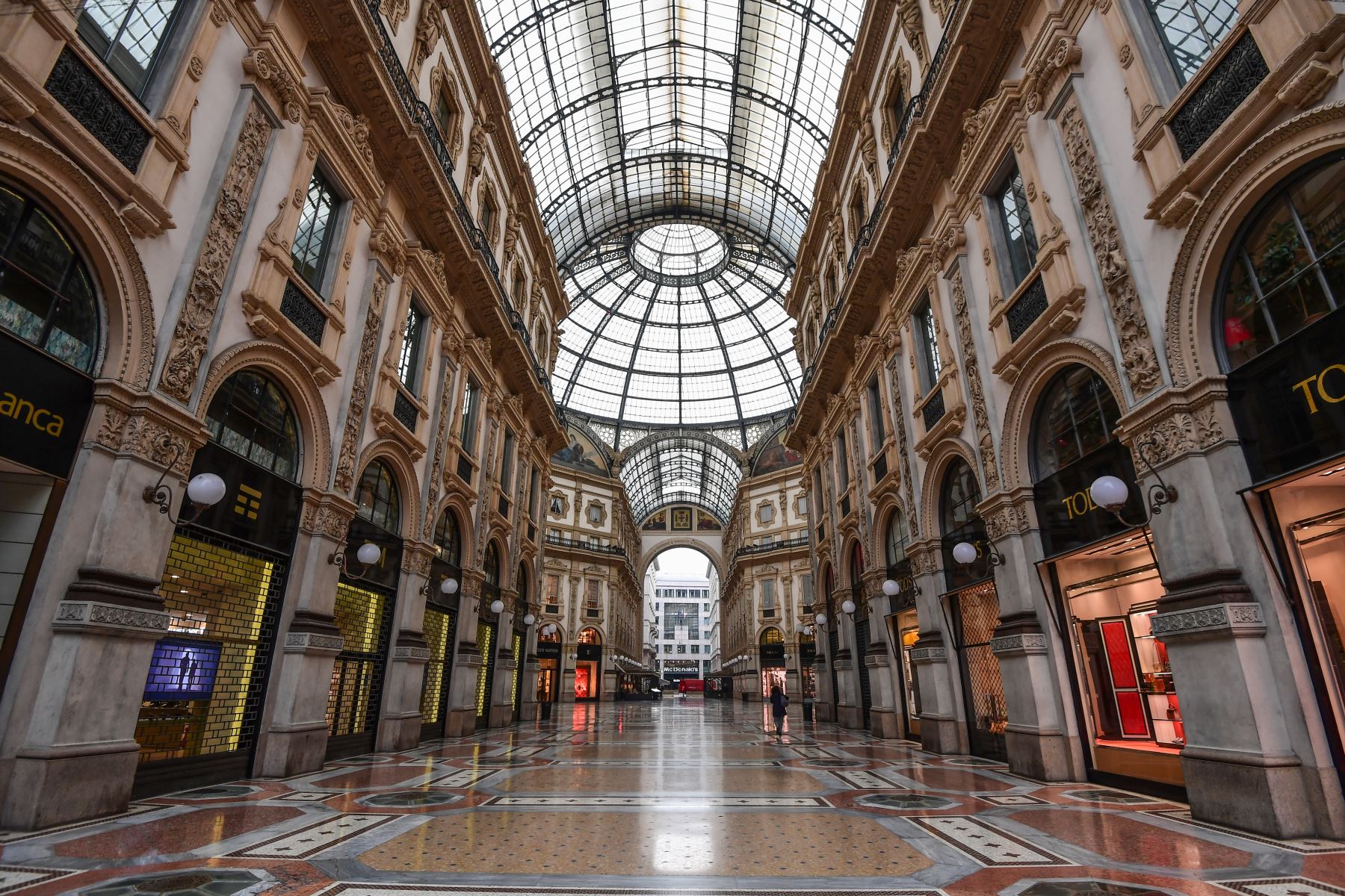 Una vista general muestra un centro comercial abandonado Galería Vittorio Emanuele II en Milán. Foto: AFP