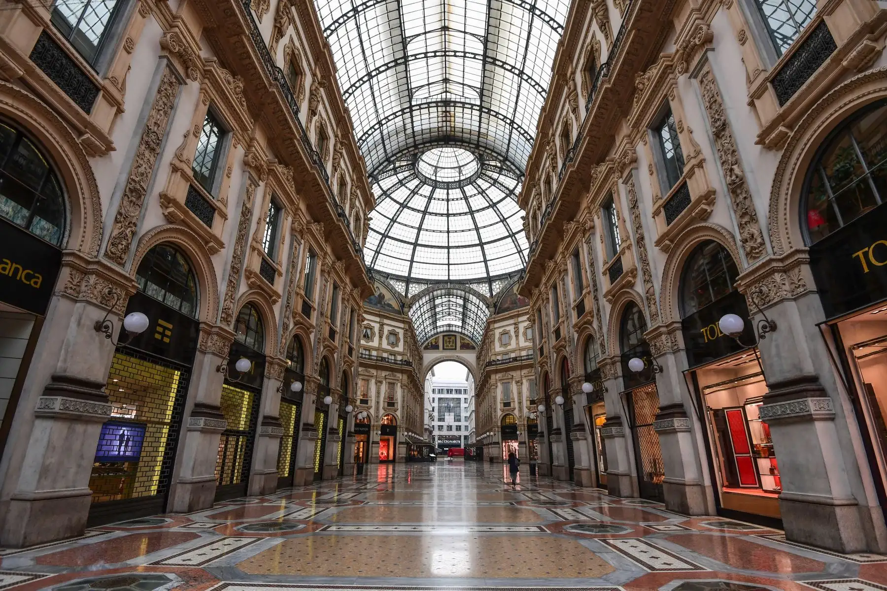 Una vista general muestra un centro comercial abandonado Galería Vittorio Emanuele II en Milán. Foto: AFP
