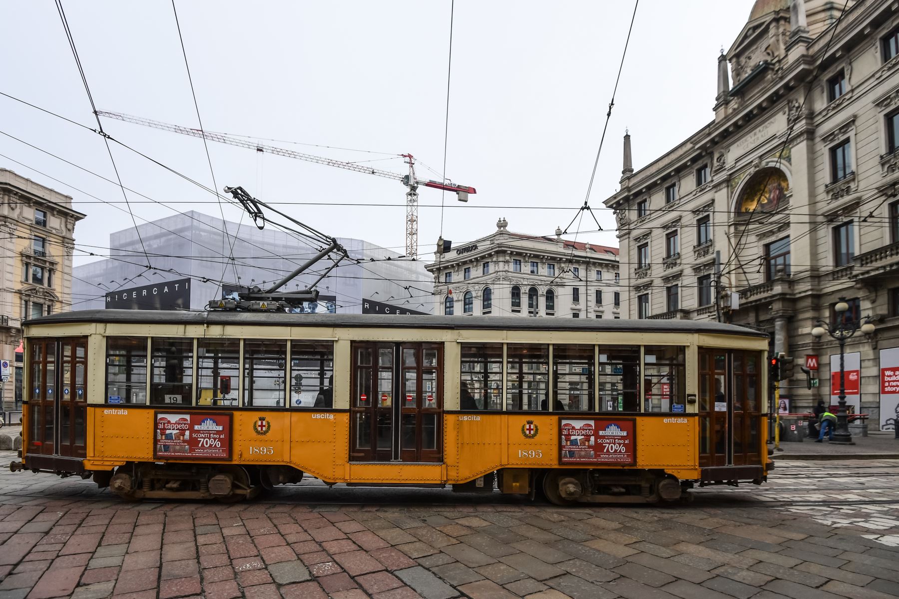 Un tranvía casi vacío viaja en el centro de Milán. Foto: AFP