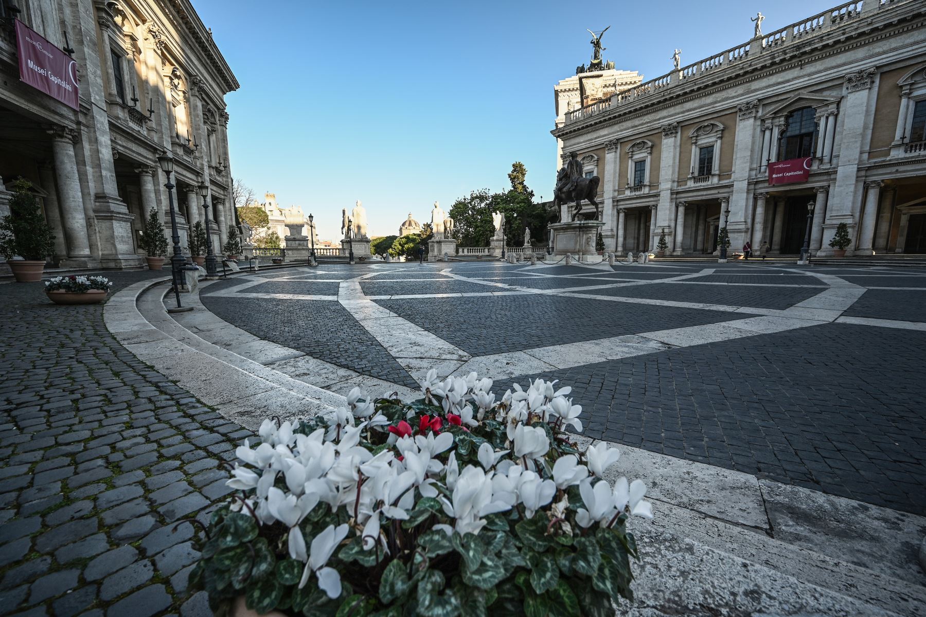 Una vista general muestra la desierta plaza de Miguel Ángel en la Colina Capitolina Campidoglio. Foto: AFP