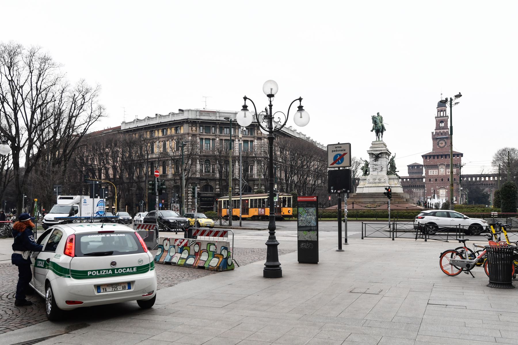 Vista general muestra la estación de metro Cairoli Castello en el centro de Milán. Foto: AFP