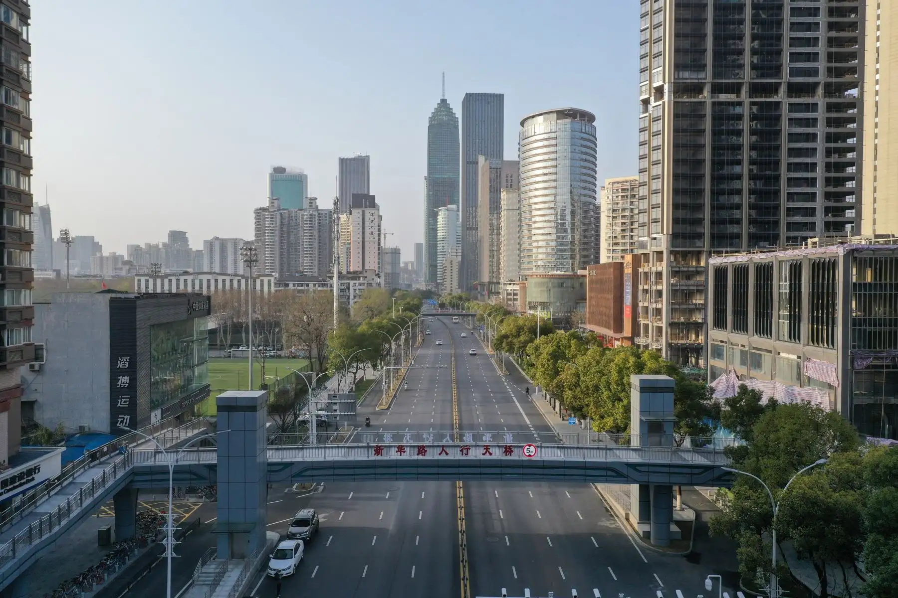 Esta foto aérea muestra una calle casi vacía en Wuhan en la provincia central de Hubei en China. Foto: AFP