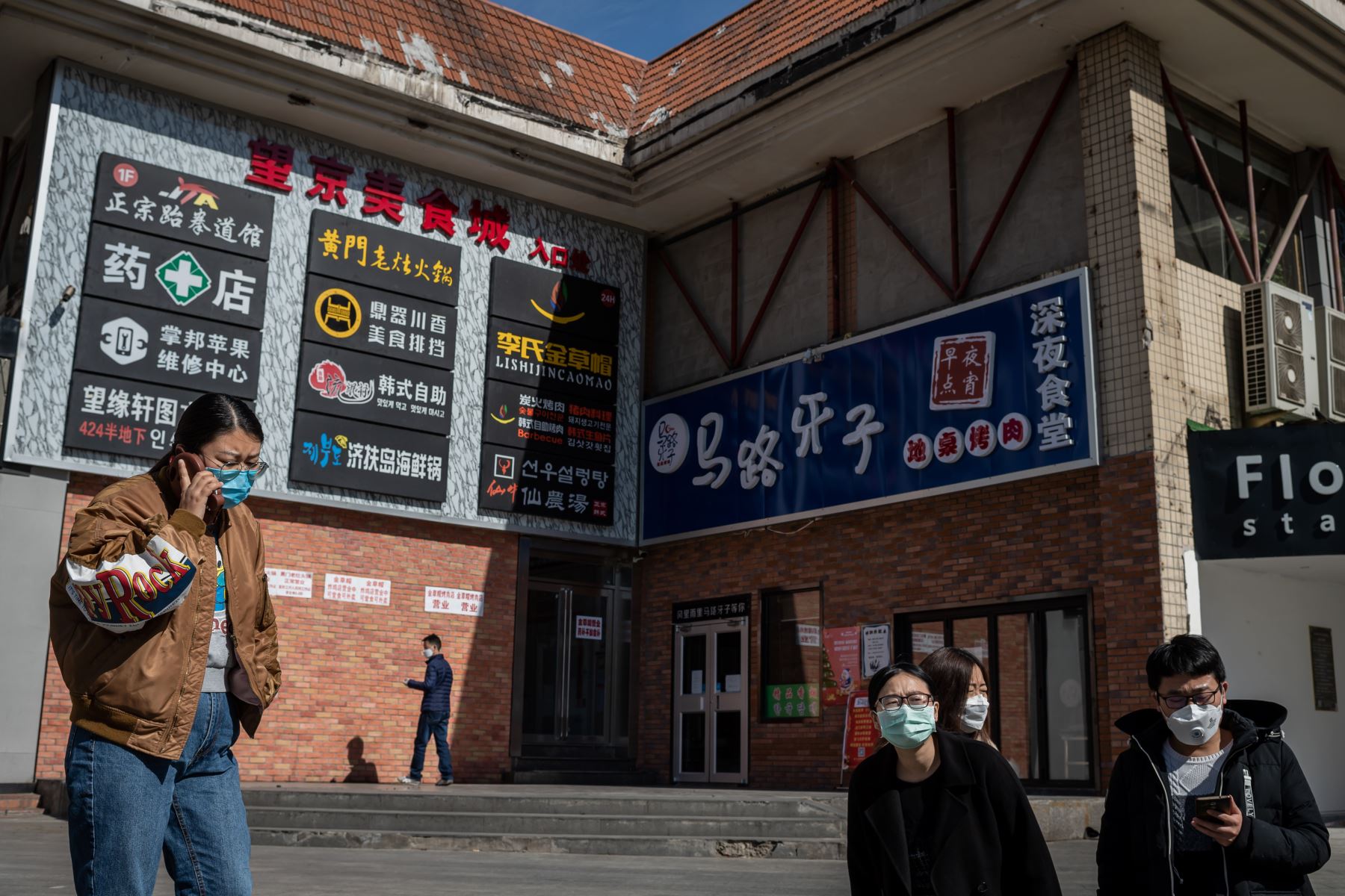 Personas usan mascarillas como medida preventiva contra el coronavirus COVID-19 en Beijing. Foto: AFP