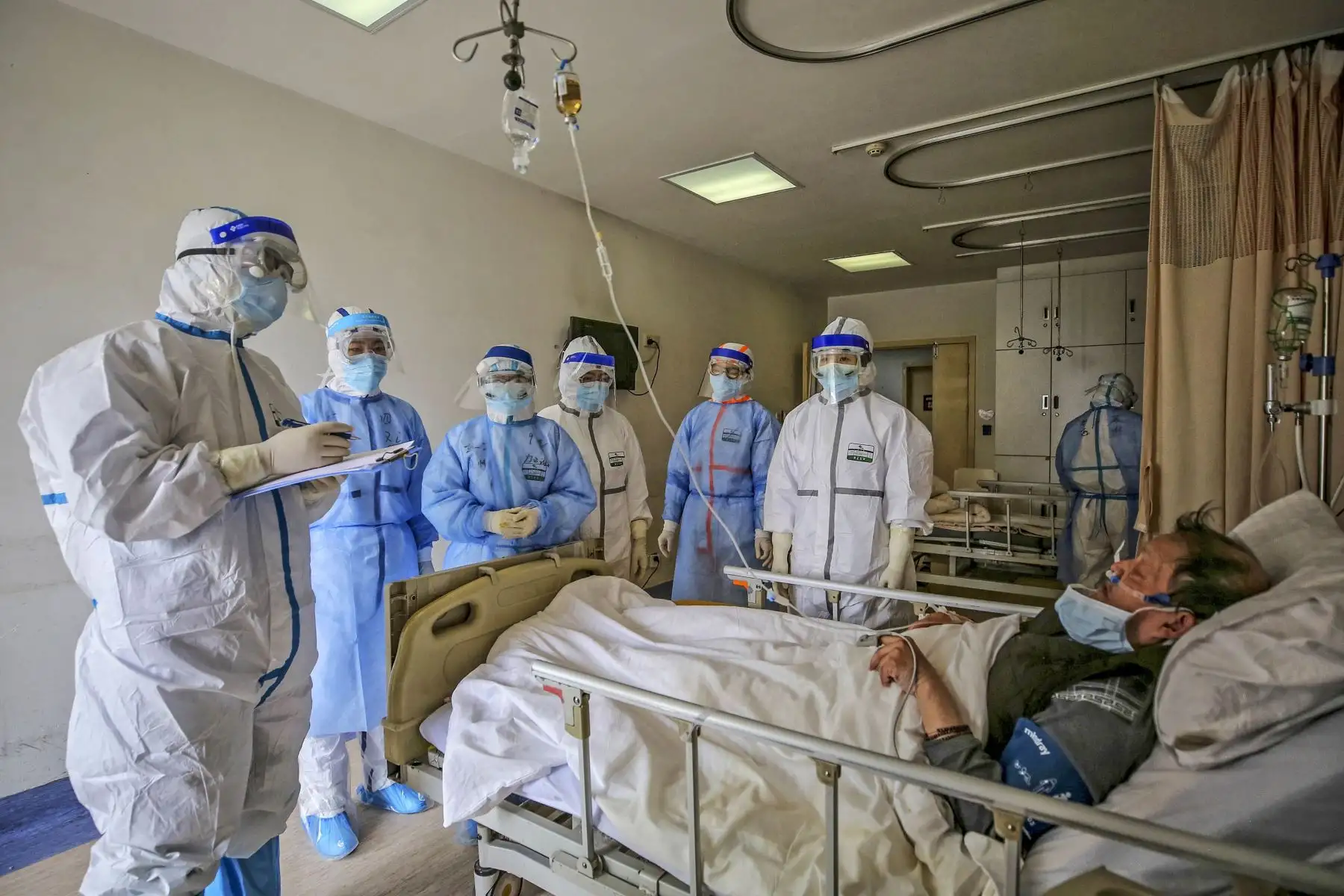 El personal médico habla con un paciente infectado por el coronavirus en Wuhan, China. Foto:AFP