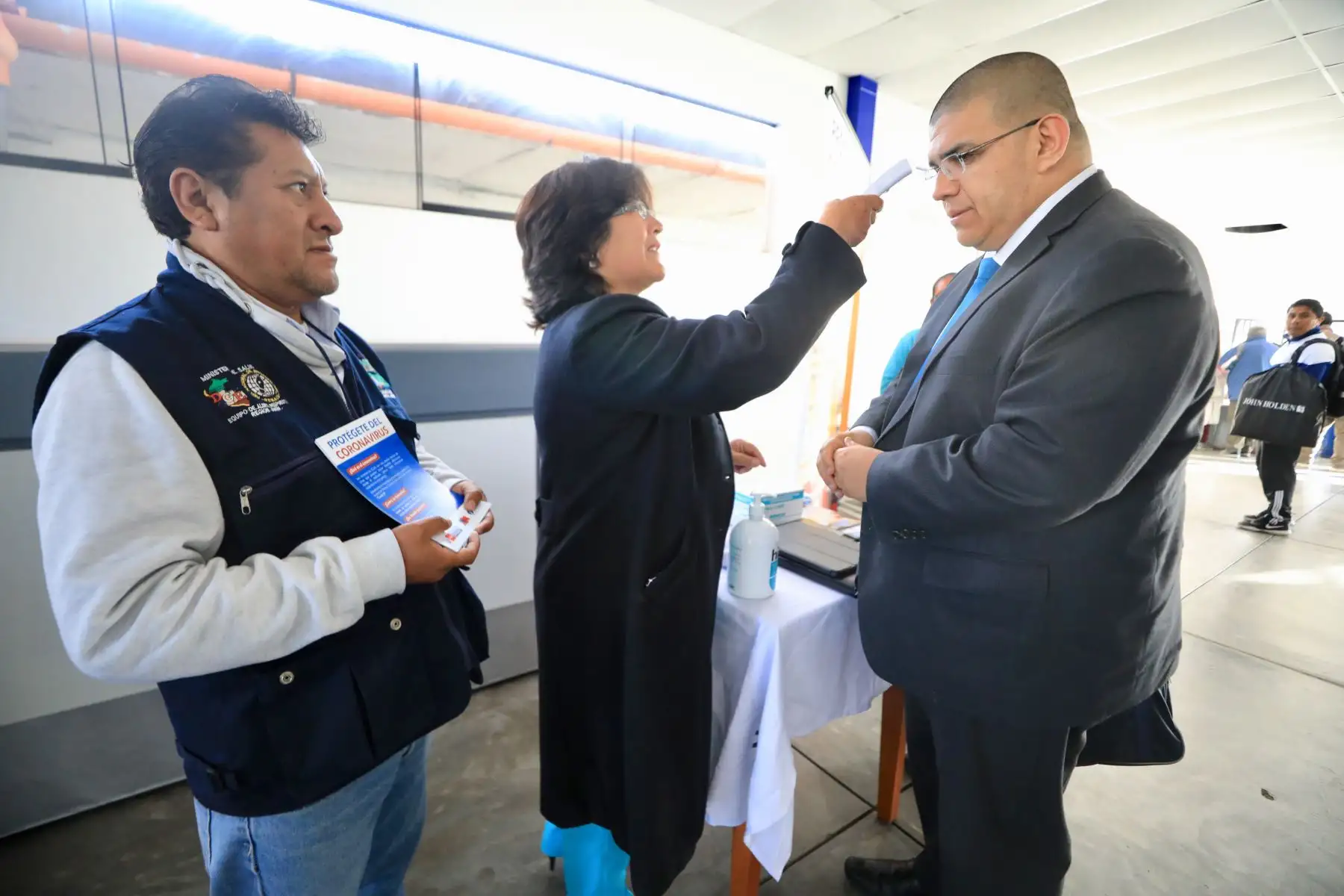 El ministro de Justicia y Derechos Humanos, Fernando Castañeda, visita el Hospital Regional Daniel Alcides Carrión de Huancayo a fin de supervisar acciones para la atención de los posibles casos de coronavirus COVID-19. Foto: ANDINA/@MinjusDH_Peru