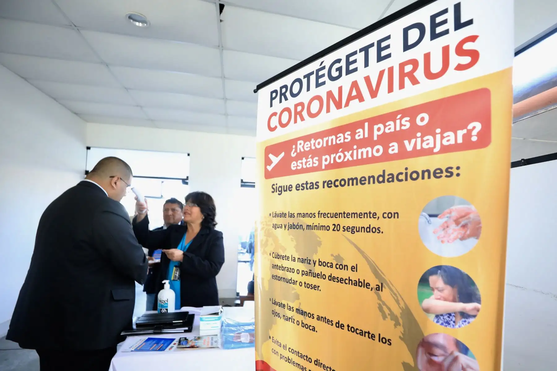 El ministro de Justicia y Derechos Humanos, Fernando Castañeda, visita el Hospital Regional Daniel Alcides Carrión de Huancayo a fin de supervisar acciones para la atención de los posibles casos de coronavirus COVID-19. Foto: ANDINA/@MinjusDH_Peru