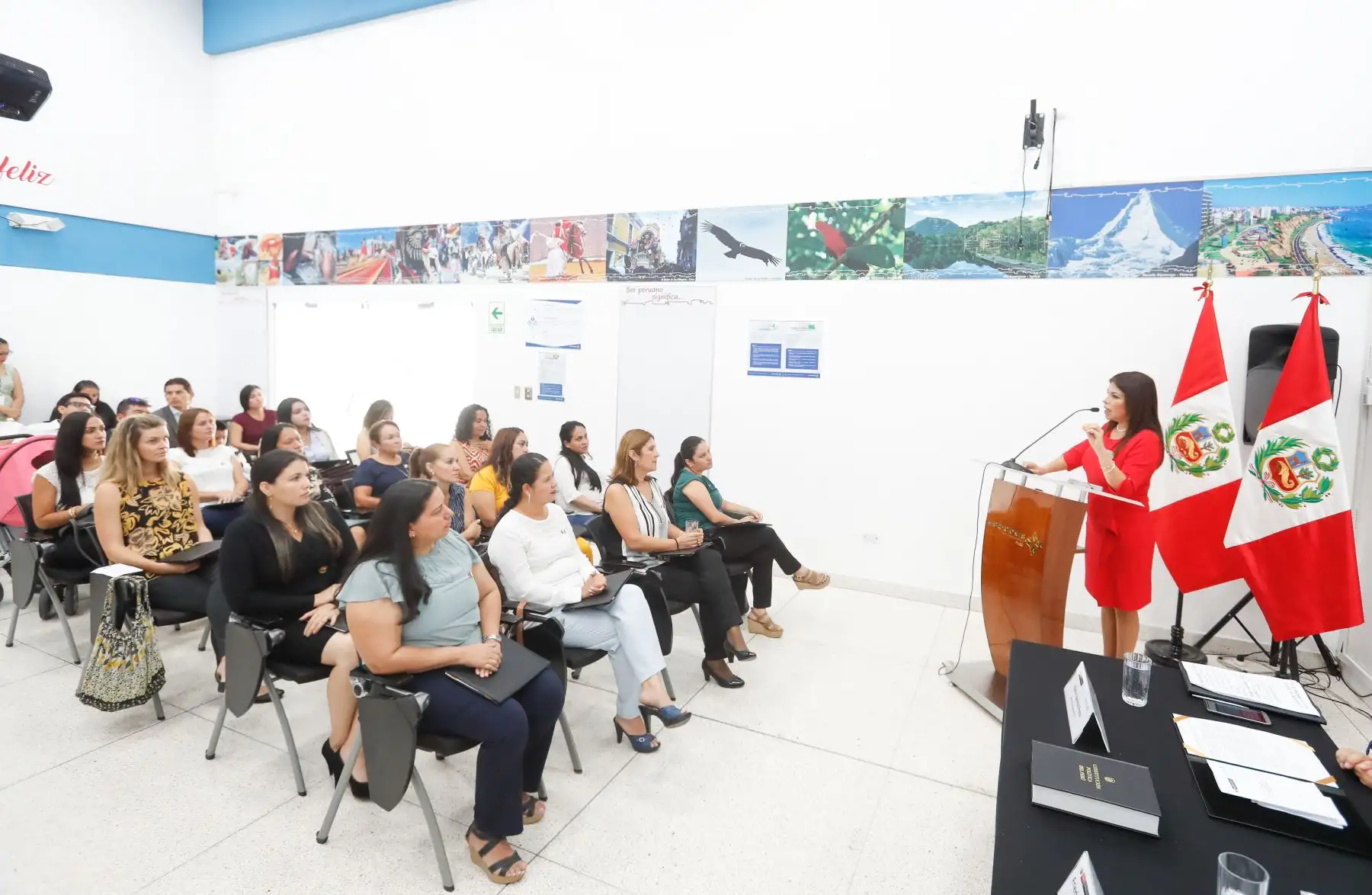 En conmemoración del Día Internacional de la Mujer, dieciséis ciudadanas nacidas en el extranjero recibieron el Título de Nacionalidad Peruana, en una ceremonia especial que se realizó en la sede central de la Superintendencia Nacional de Migraciones, en el distrito de Breña. Foto: ANDINA/Renato Pajuelo