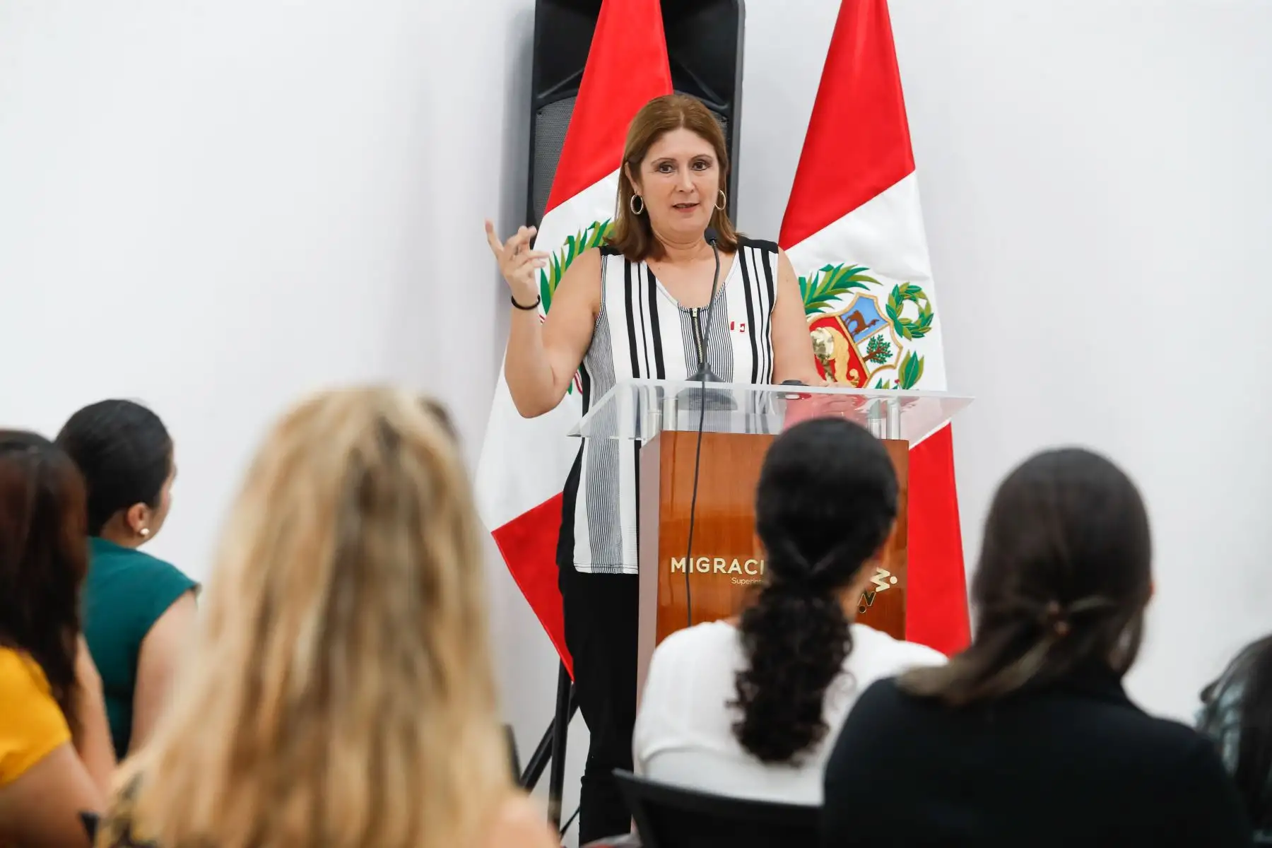 María Alexandra Flores, nacida en Colombia dirige unas palabras tras recibir título de Nacionalidad Peruana. Foto: ANDINA/Renato Pajuelo