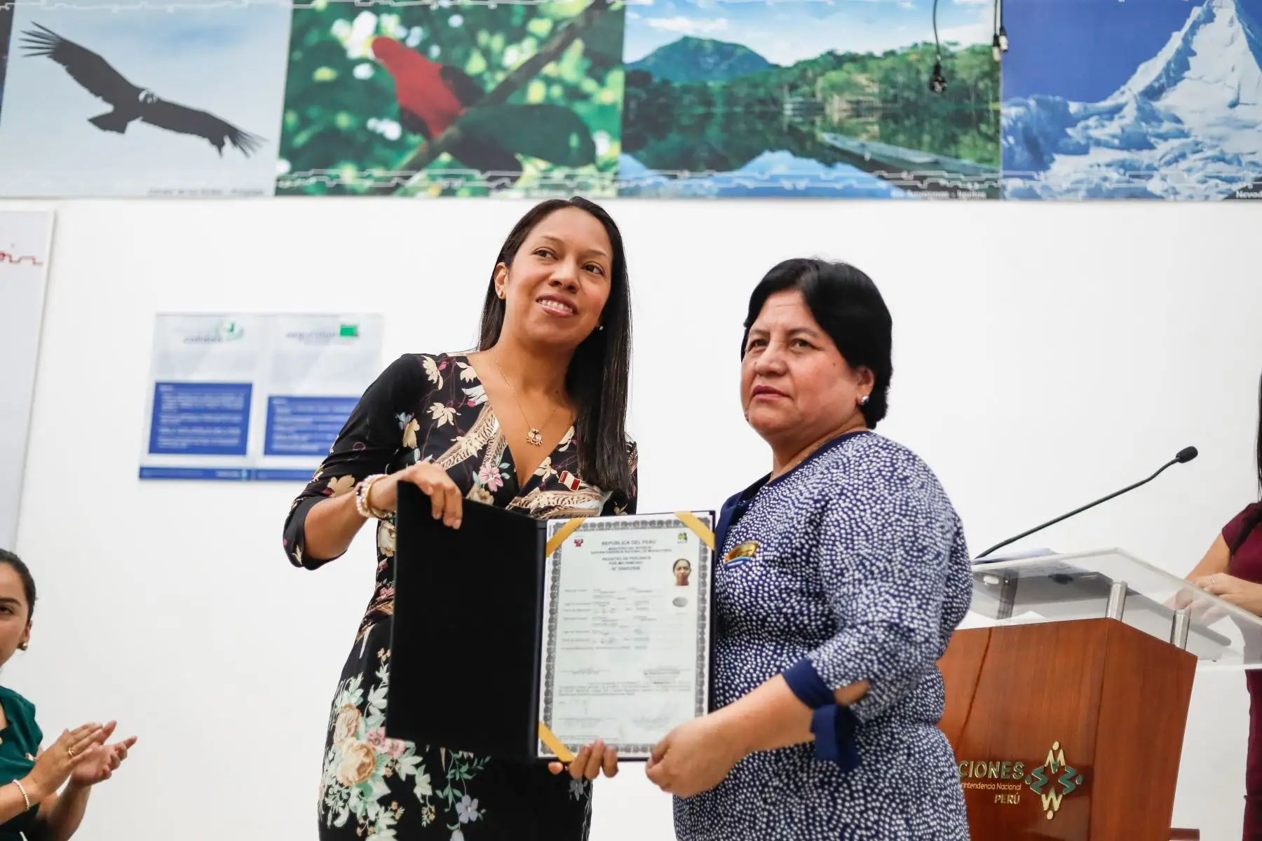 Albina Espinoza, gerente general de Migraciones entrega título de Nacionalidad Peruana a ciudadana Pamela Ávila, nacida en Honduras. Foto: ANDINA/Renato Pajuelo