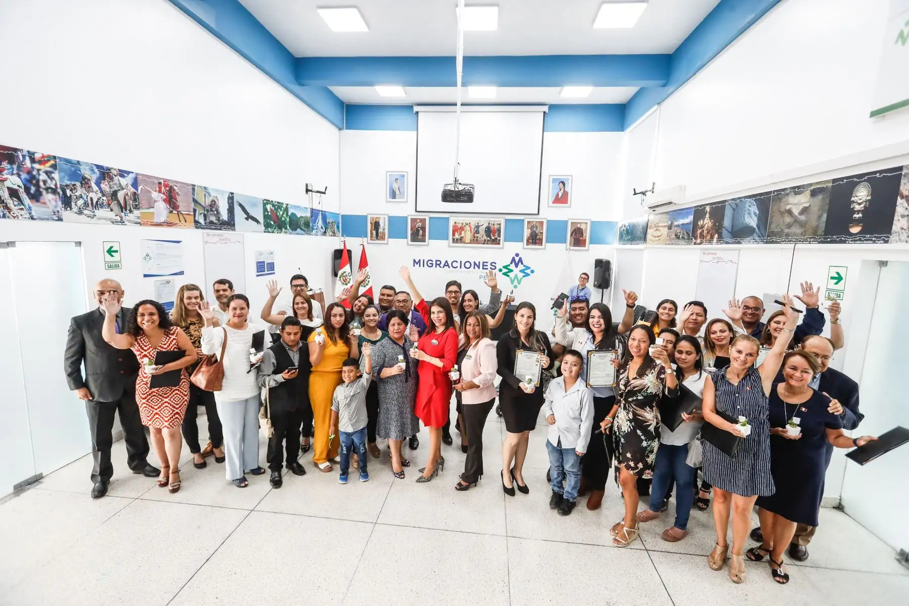 Dieciséis ciudadanas nacidas en el extranjero recibieron el Título de Nacionalidad Peruana, en una ceremonia especial que se realizó en la sede central de la Superintendencia Nacional de Migraciones, en el distrito de Breña. Foto: ANDINA/Renato Pajuelo
