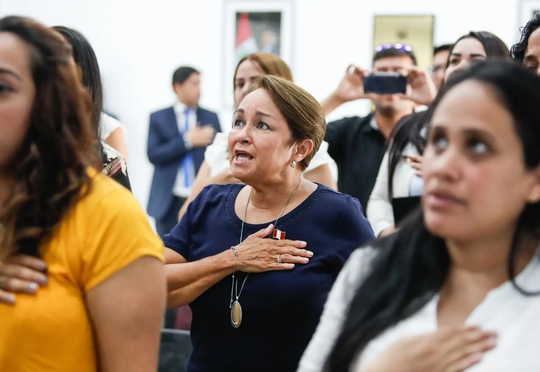 Mujeres que recibieron Título de Nacionalidad Peruana entonan Himno Nacional del Perú. Foto: ANDINA/Renato Pajuelo