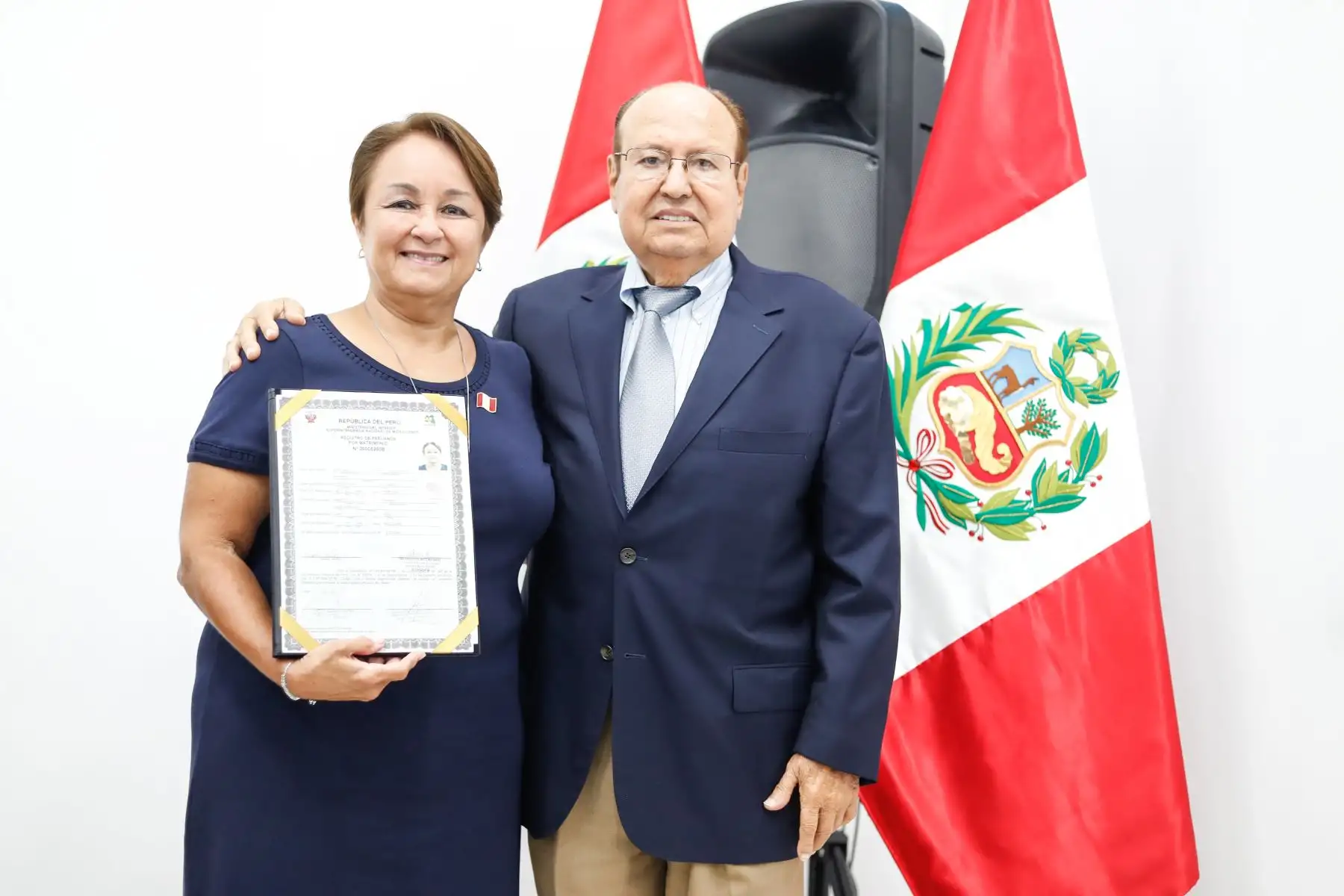 Daphne Santiago (60) se nacionalizó peruana luego de conocer nuestro país por más de 30 años. Posa junto a su esposo José Barreto (77)  a quien conoce todo este tiempo. La ceremonia se realizó en sede de Migraciones, en Breña. Foto: ANDINA/Renato Pajuelo