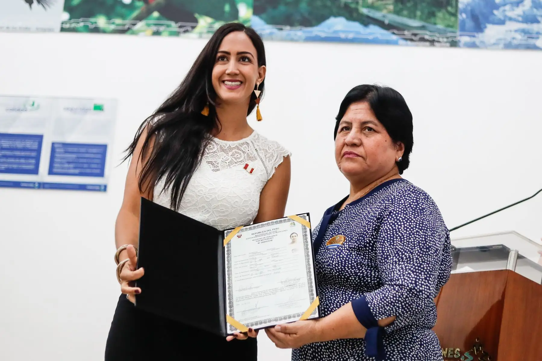 Albina Espinoza, gerente general de Migraciones entrega título de Nacionalidad Peruana a ciudadana Rosbeth Rodríguez Rodríguez, nacida en Venezuela. Foto: ANDINA/Renato Pajuelo