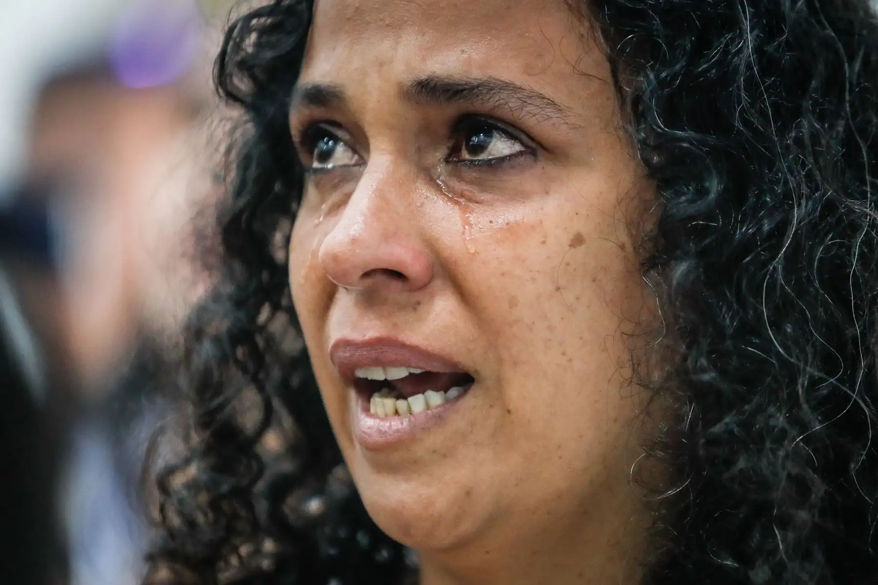Mariana Suárez, nacida en Venezuela, recibió título de Nacionalidad Peruana. Se quiebra al entonar el Himno Nacional del Perú. Foto: ANDINA/Renato Pajuelo