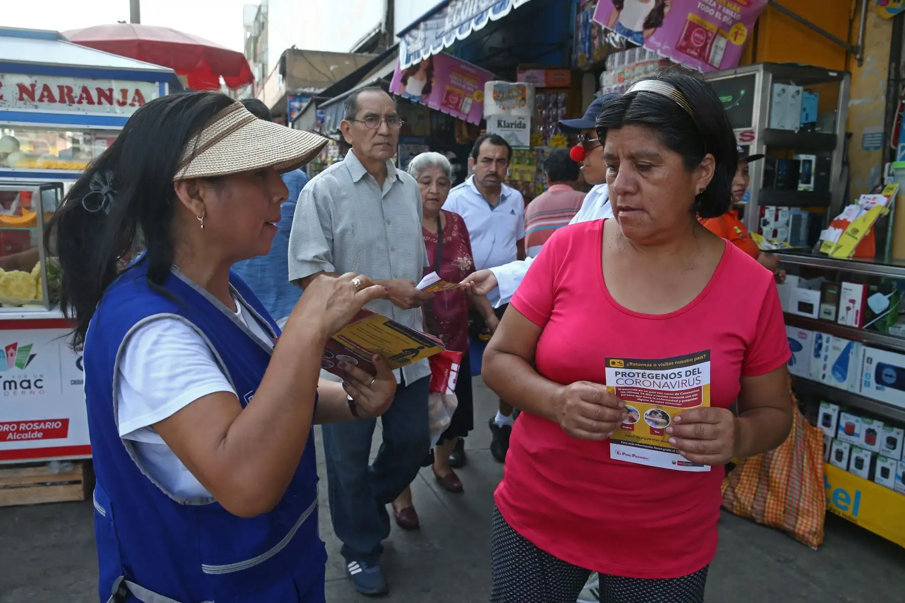Ministerio de Salud realiza campaña de información y prevención del coronavirus en el mercado caqueta. Foto: ANDINA/Vidal Tarqui
