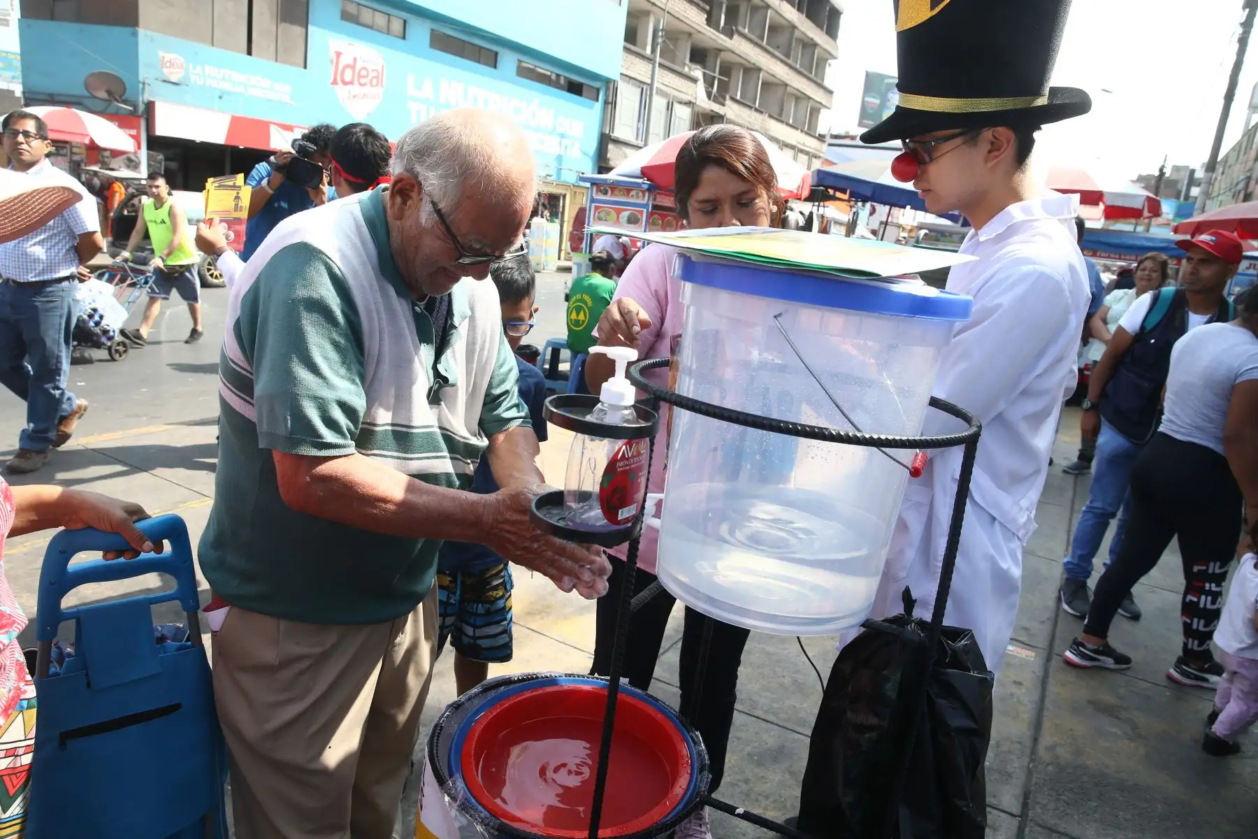 Ministerio de Salud realiza campaña de información y prevención del coronavirus en el mercado caqueta. Foto: ANDINA/Vidal Tarqui
