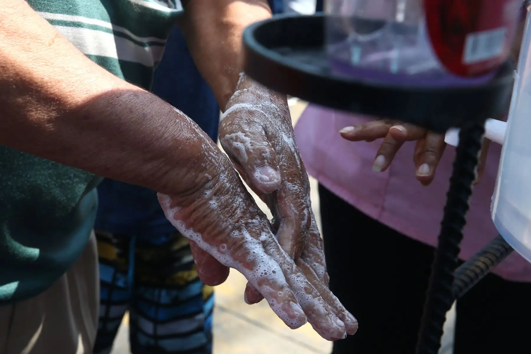 Ministerio de Salud realiza campaña de información y prevención del coronavirus en el mercado caqueta. Foto: ANDINA/Vidal Tarqui