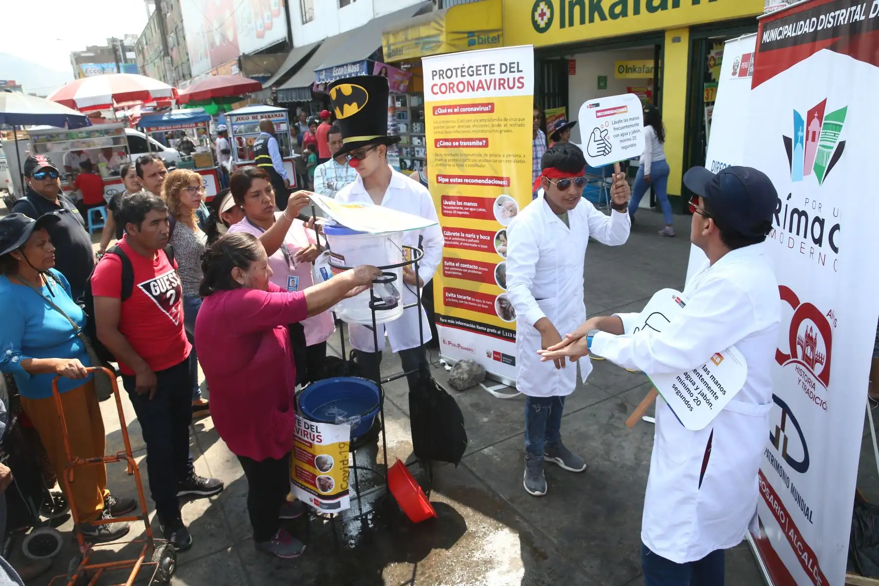 ketty Ysolina, coordinadora de ministerio de Salud realiza campaña de información y prevención del coronavirus en el mercado  caqueta. Foto: ANDINA/Vidal Tarqui