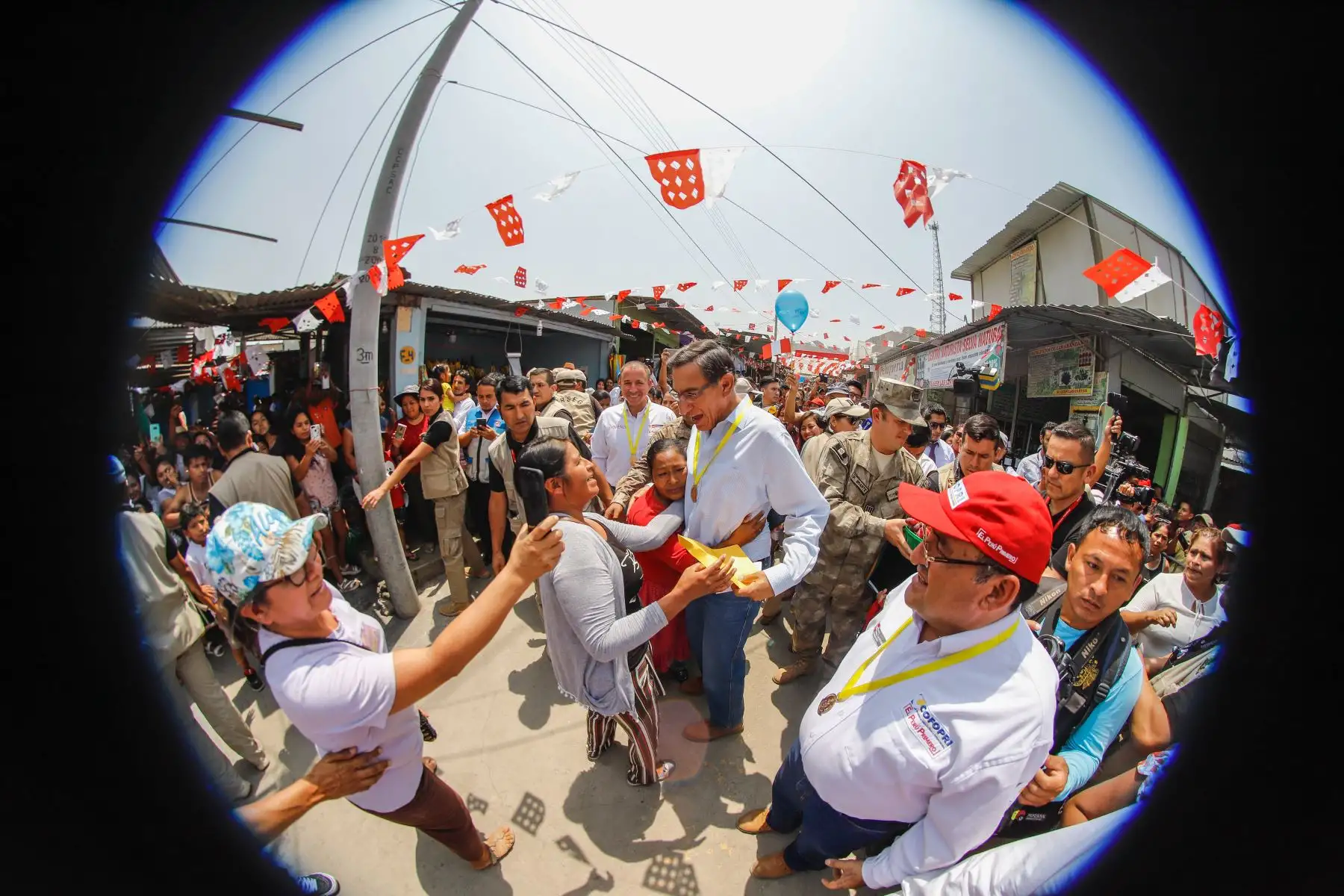 Presidente  Martin Vizcarra entregó títulos de propiedad, en el mercado “Virgen del Carmen” en Manchay (Pachacamac).Foto: ANDINA/ Prensa Presidencia