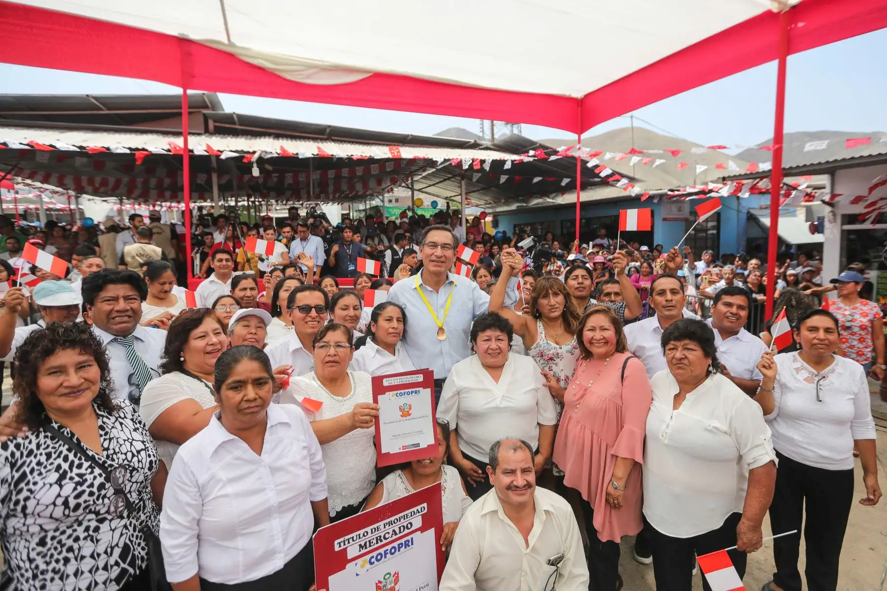 Presidente  Martin Vizcarra entregó títulos de propiedad, en el mercado “Virgen del Carmen” en Manchay (Pachacamac).Foto: ANDINA/ Prensa Presidencia