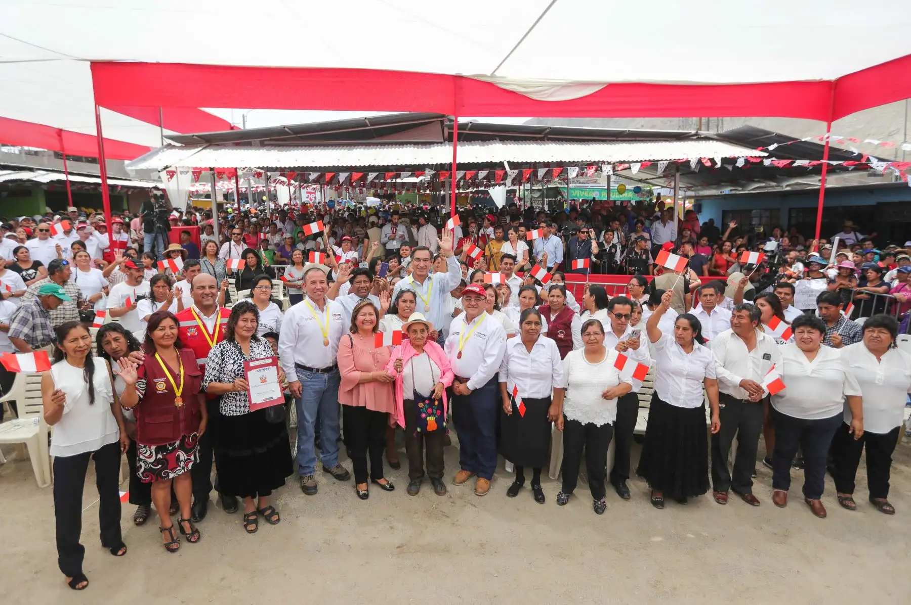 Presidente  Martin Vizcarra entregó títulos de propiedad, en el mercado “Virgen del Carmen” en Manchay (Pachacamac).Foto: ANDINA/ Prensa Presidencia