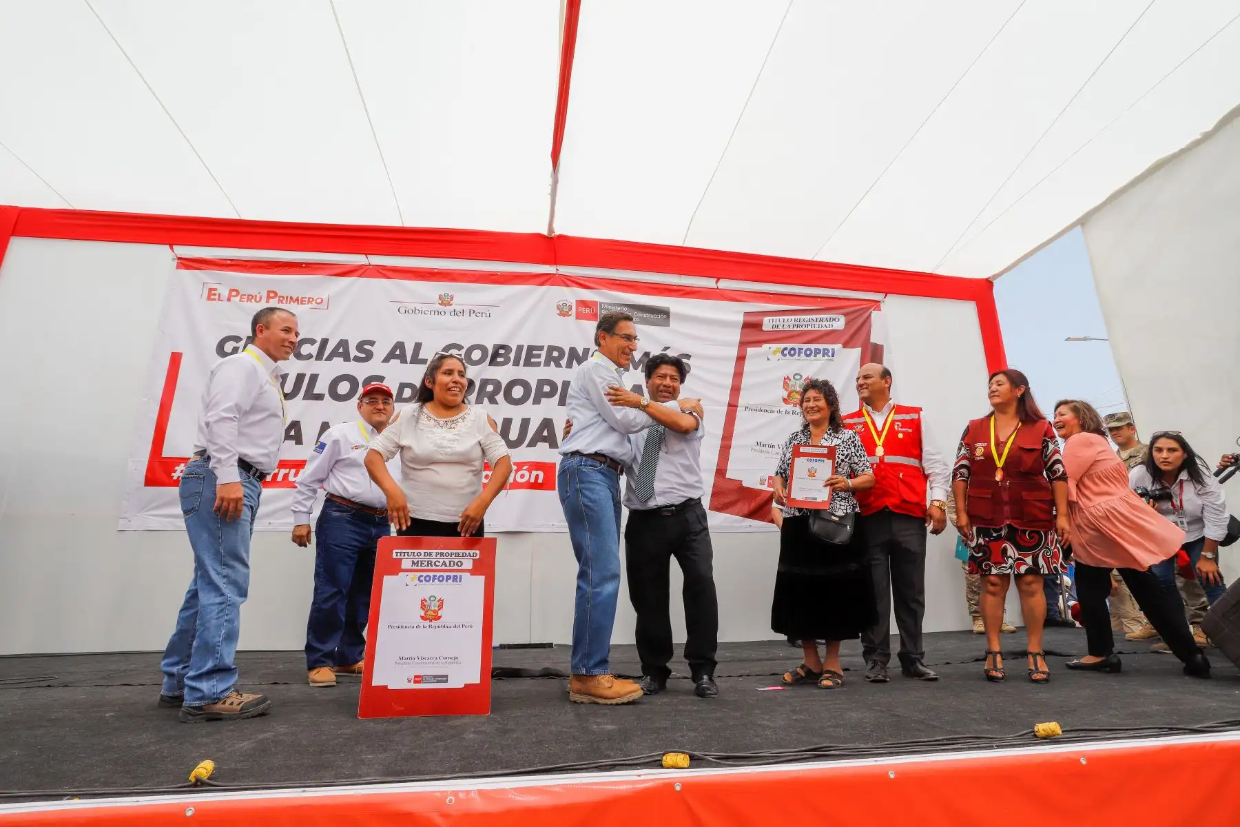 Presidente  Martin Vizcarra entregó títulos de propiedad, en el mercado “Virgen del Carmen” en Manchay (Pachacamac).Foto: ANDINA/ Prensa Presidencia