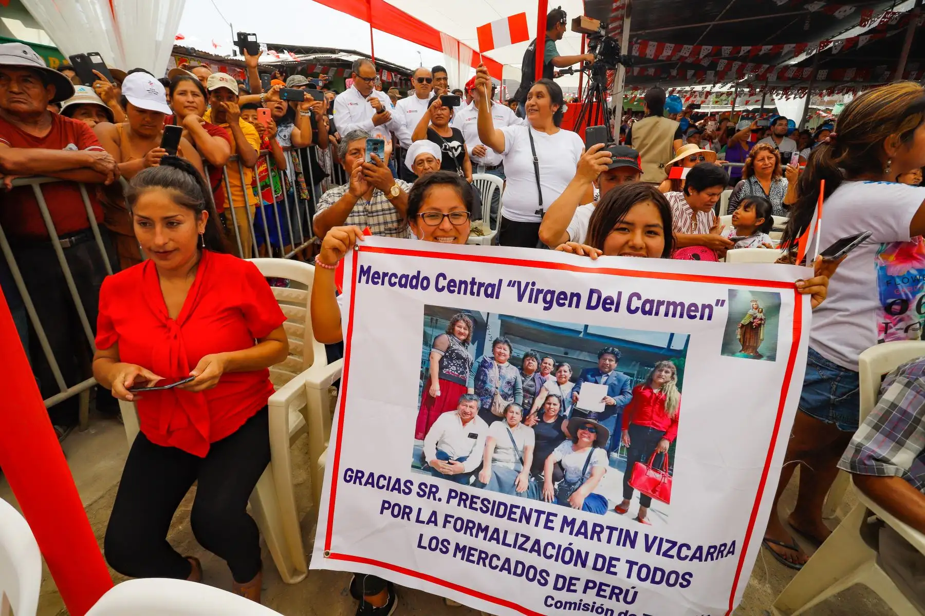 Presidente  Martin Vizcarra entregó títulos de propiedad, en el mercado “Virgen del Carmen” en Manchay (Pachacamac).Foto: ANDINA/ Prensa Presidencia