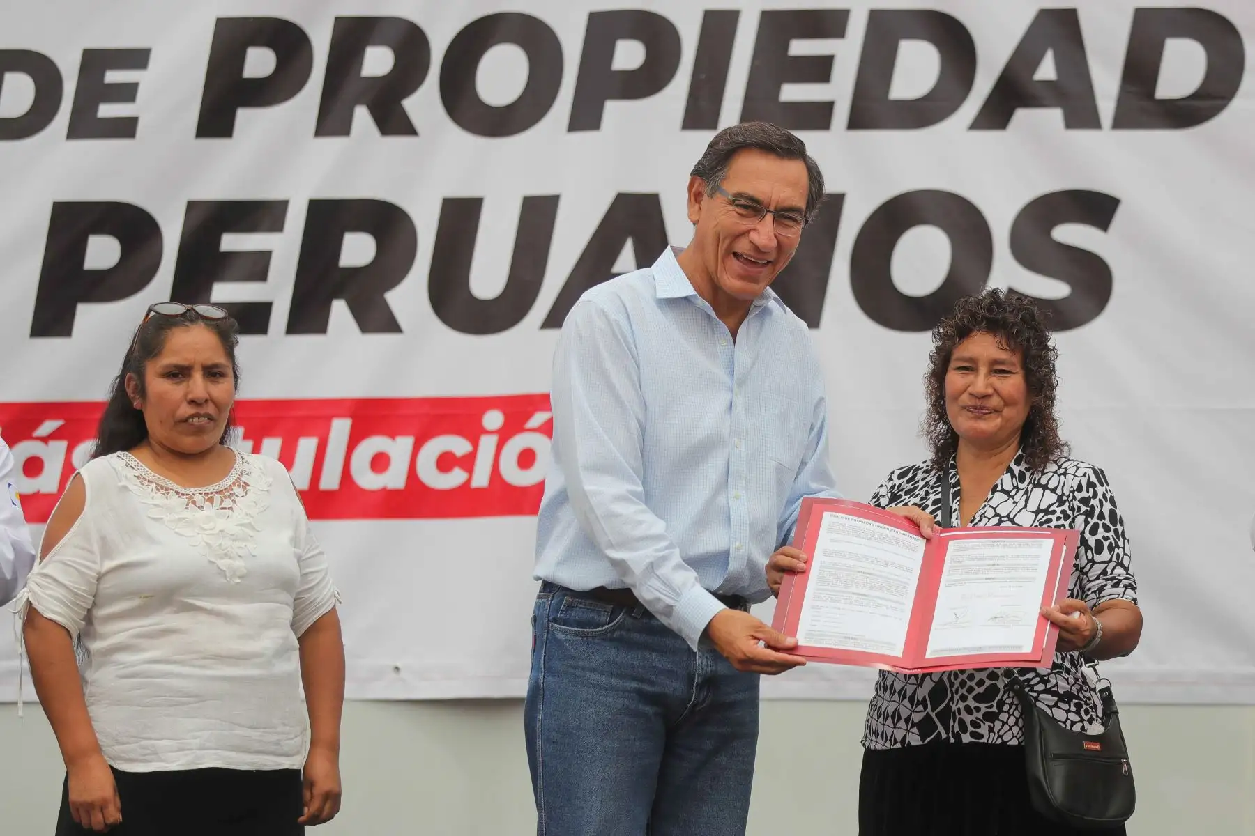Presidente  Martin Vizcarra entregó títulos de propiedad, en el mercado “Virgen del Carmen” en Manchay (Pachacamac).Foto: ANDINA/ Prensa Presidencia