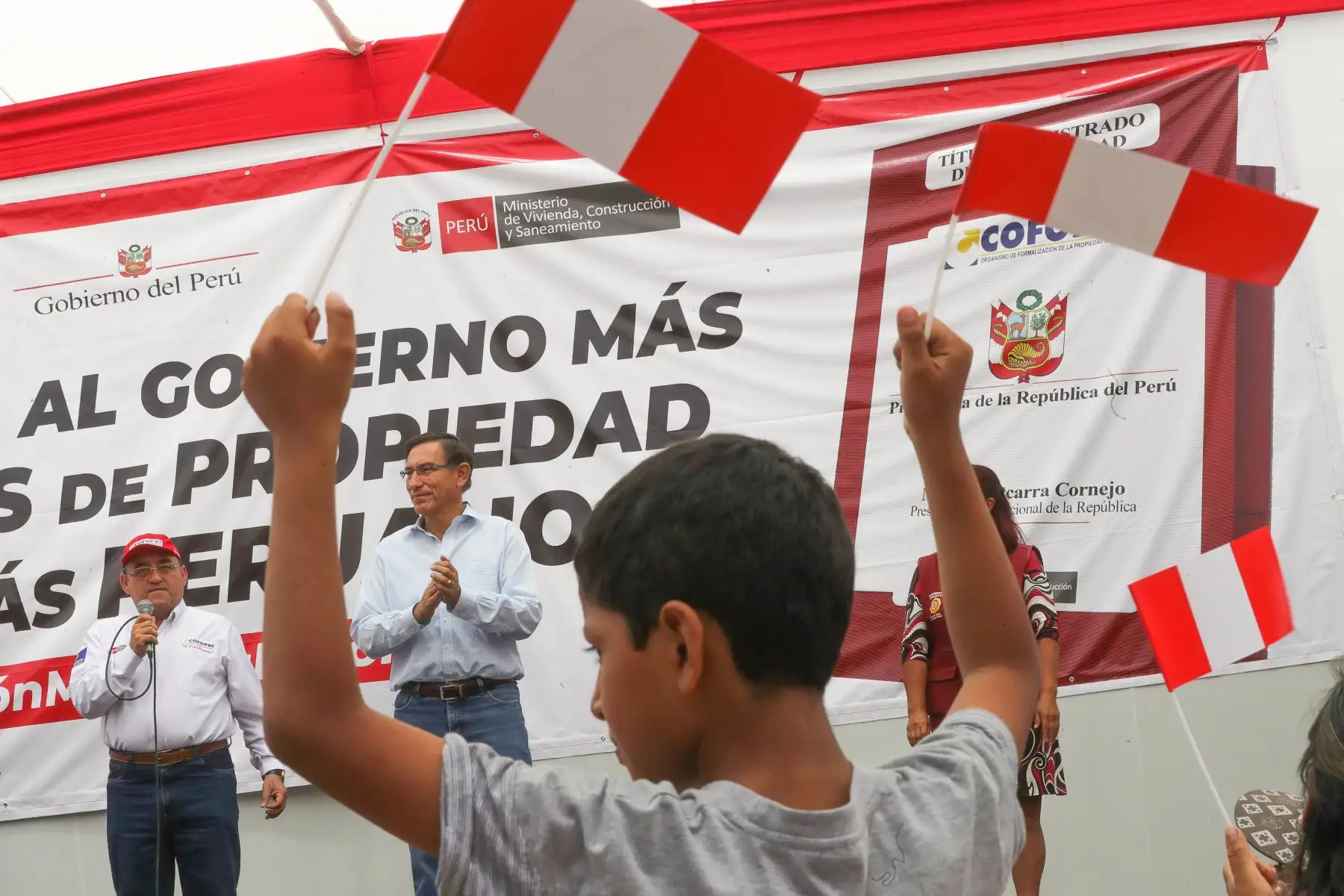 Presidente  Martin Vizcarra entregó títulos de propiedad, en el mercado “Virgen del Carmen” en Manchay (Pachacamac).Foto: ANDINA/ Prensa Presidencia