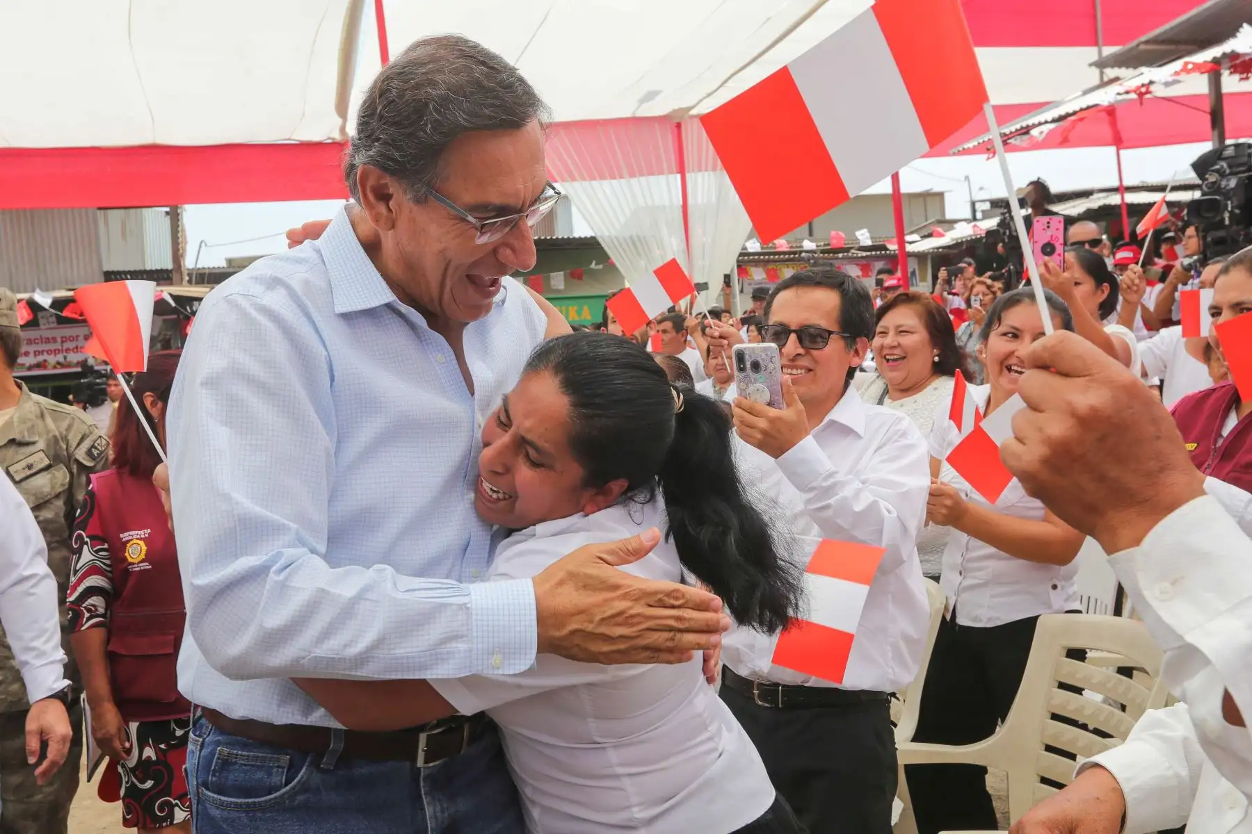 Presidente  Martin Vizcarra entregó títulos de propiedad, en el mercado “Virgen del Carmen” en Manchay (Pachacamac).Foto: ANDINA/ Prensa Presidencia