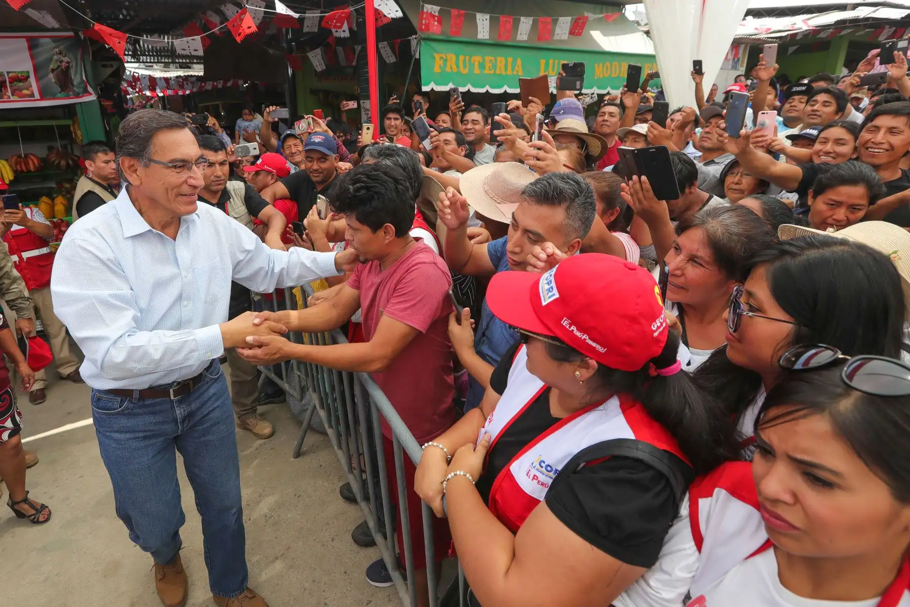 Presidente  Martin Vizcarra entregó títulos de propiedad, en el mercado “Virgen del Carmen” en Manchay (Pachacamac).Foto: ANDINA/ Prensa Presidencia